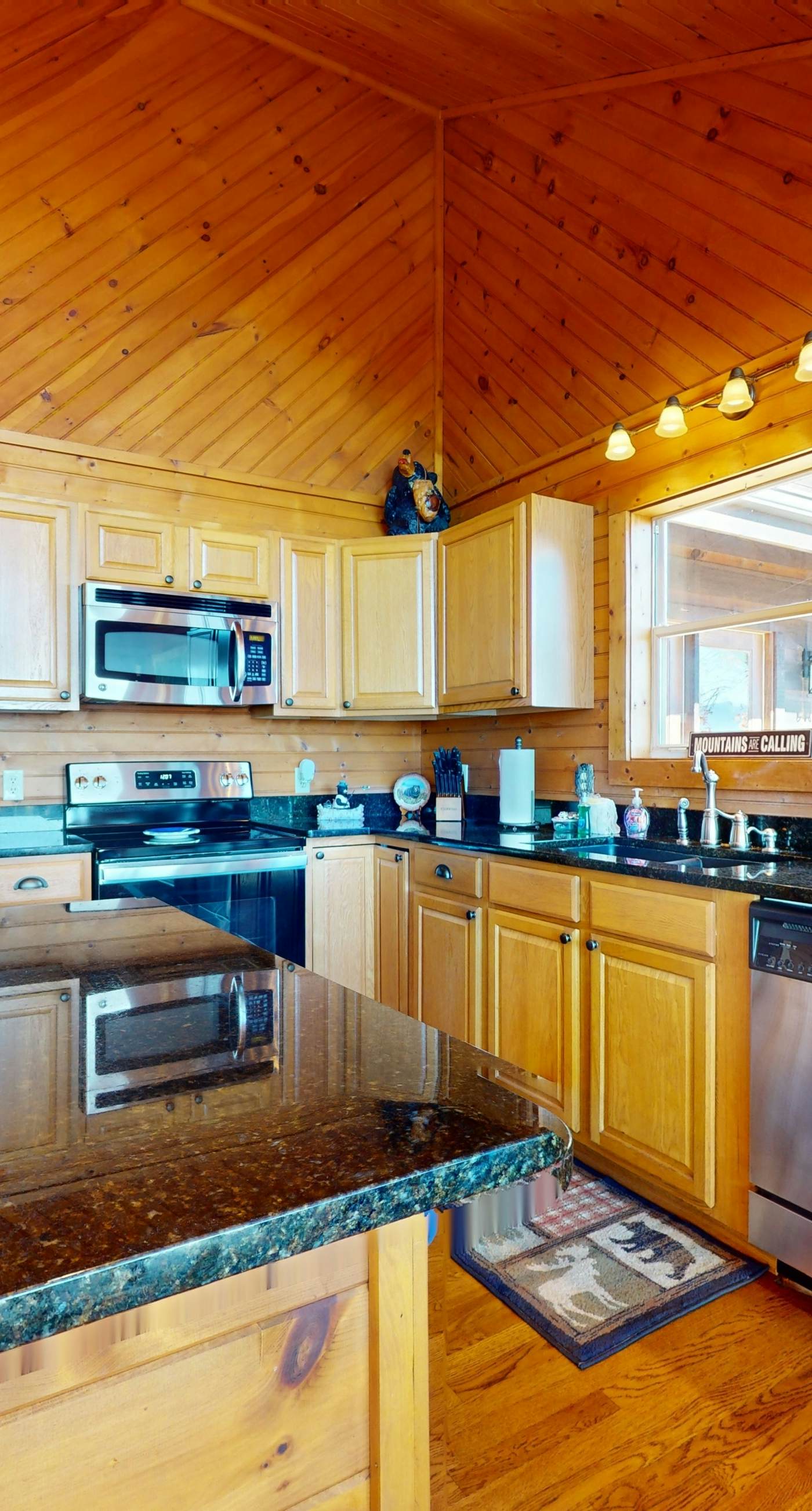 2 Cozy Home Retreat, Sleep 17・ Hot Tub・Views・Games