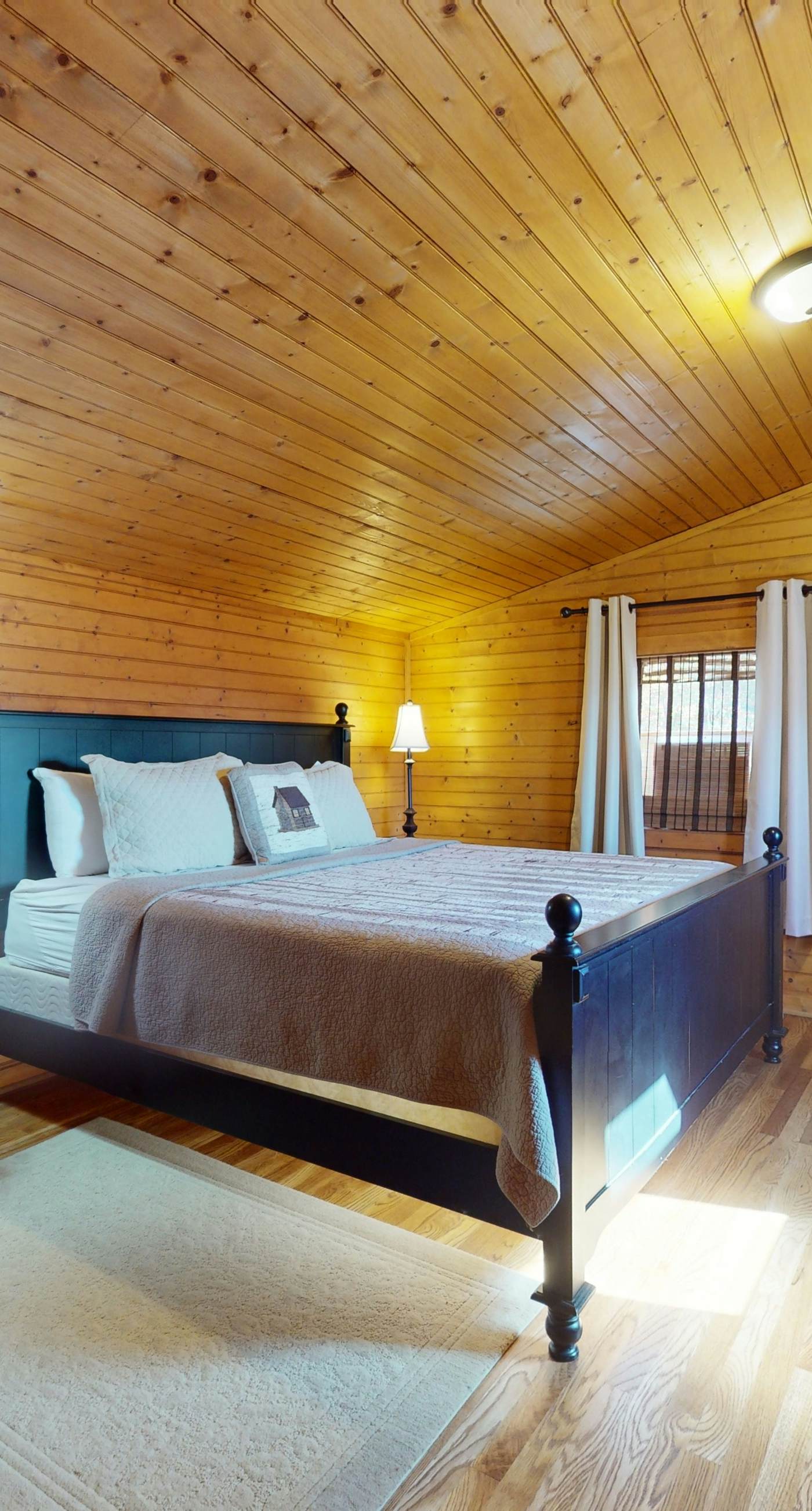 2 Cozy Home Retreat, Sleep 17・ Hot Tub・Views・Games