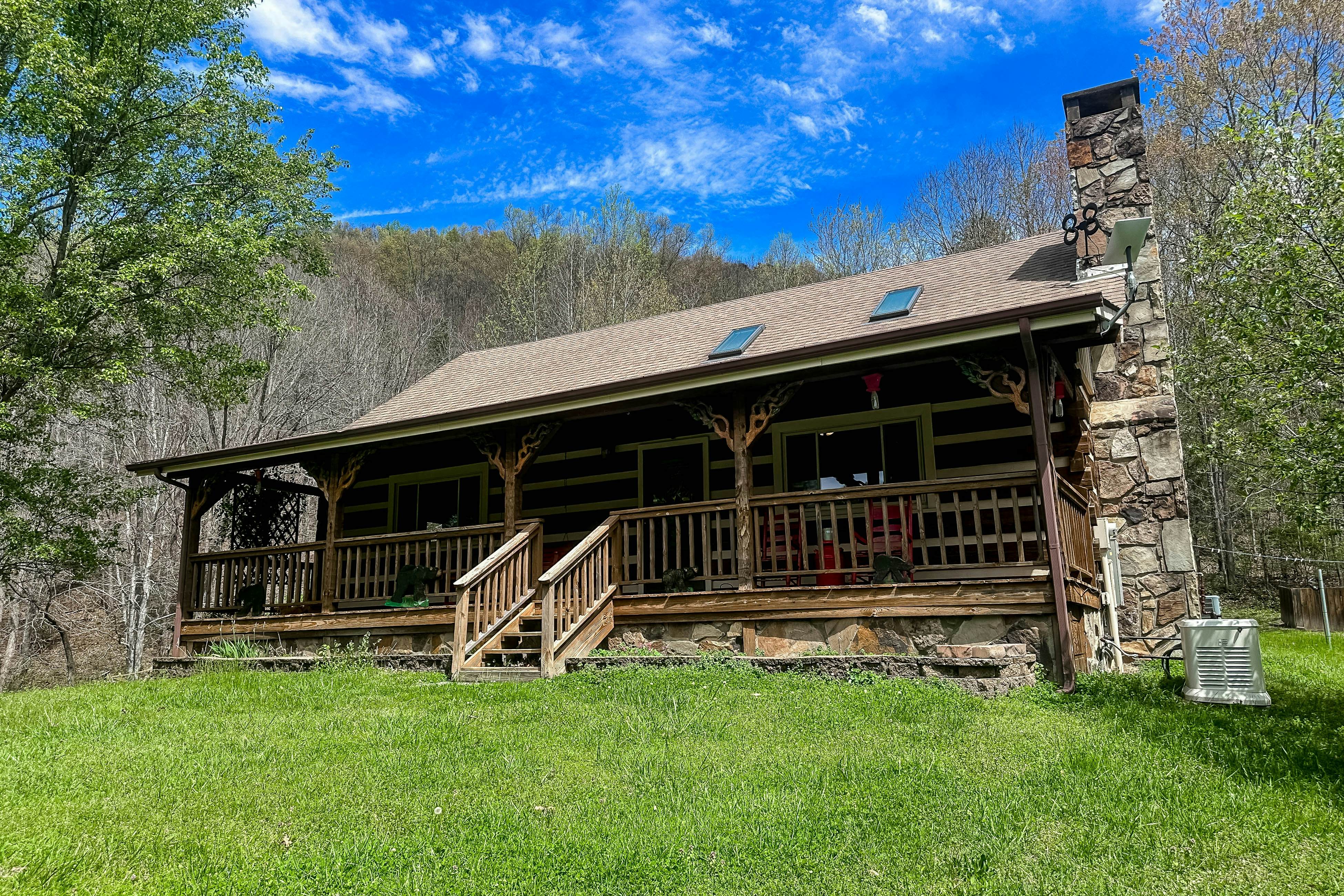 2-story cabin w/ fireplace, firepit, & private hot tub + free attraction tickets