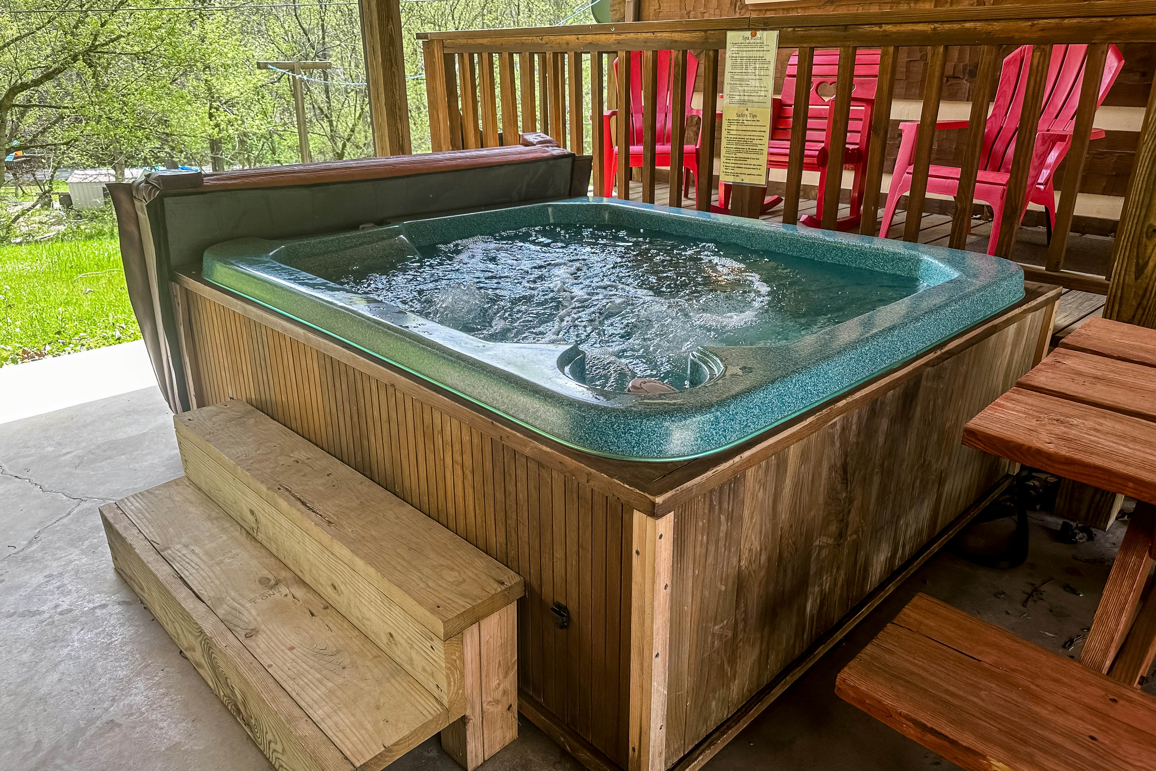 2-story cabin w/ fireplace, firepit, & private hot tub + free attraction tickets