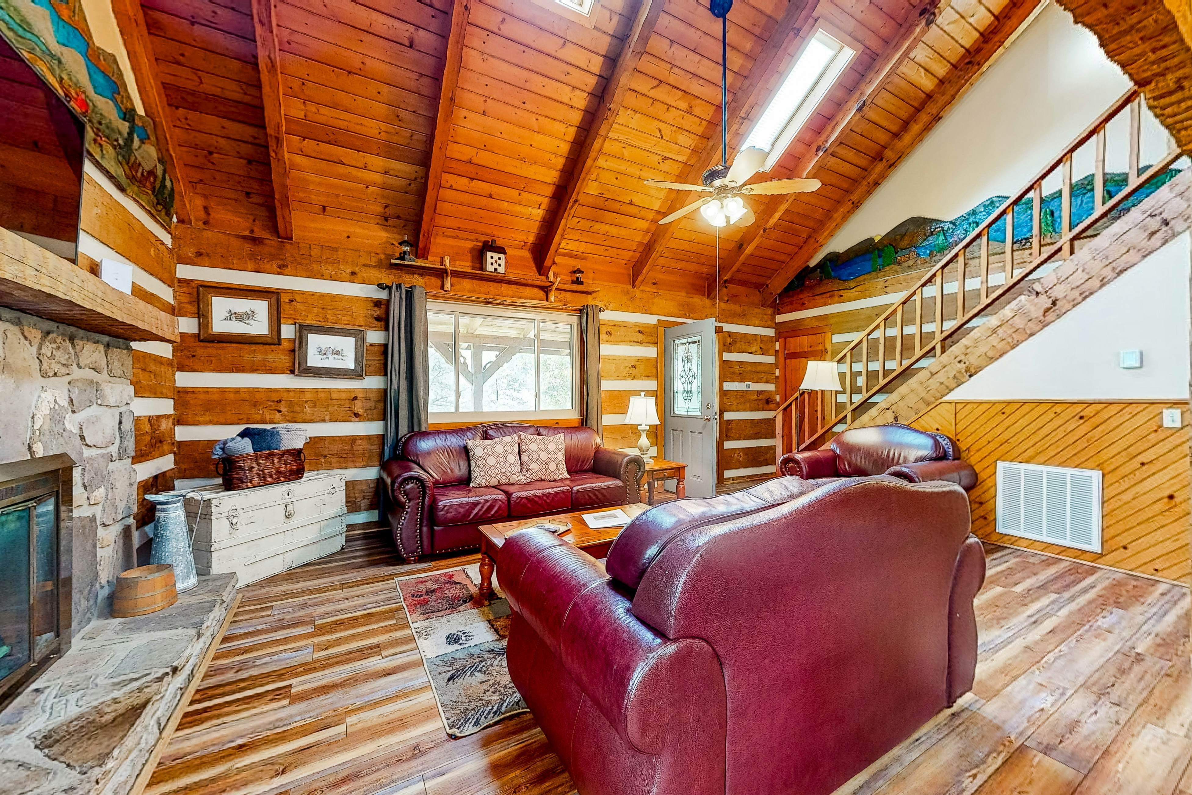 2-story cabin w/ fireplace, firepit, & private hot tub + free attraction tickets