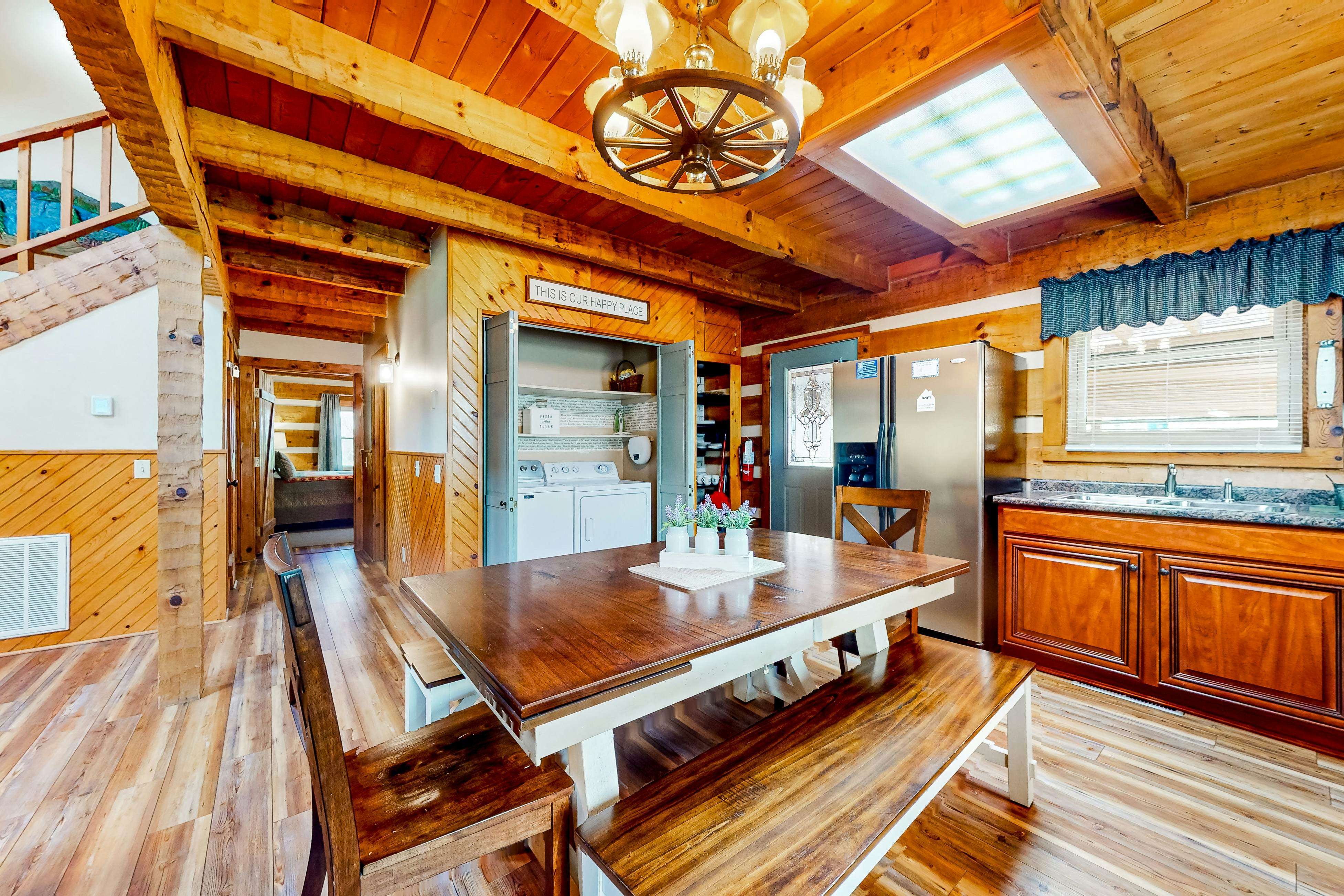 2-story cabin w/ fireplace, firepit, & private hot tub + free attraction tickets