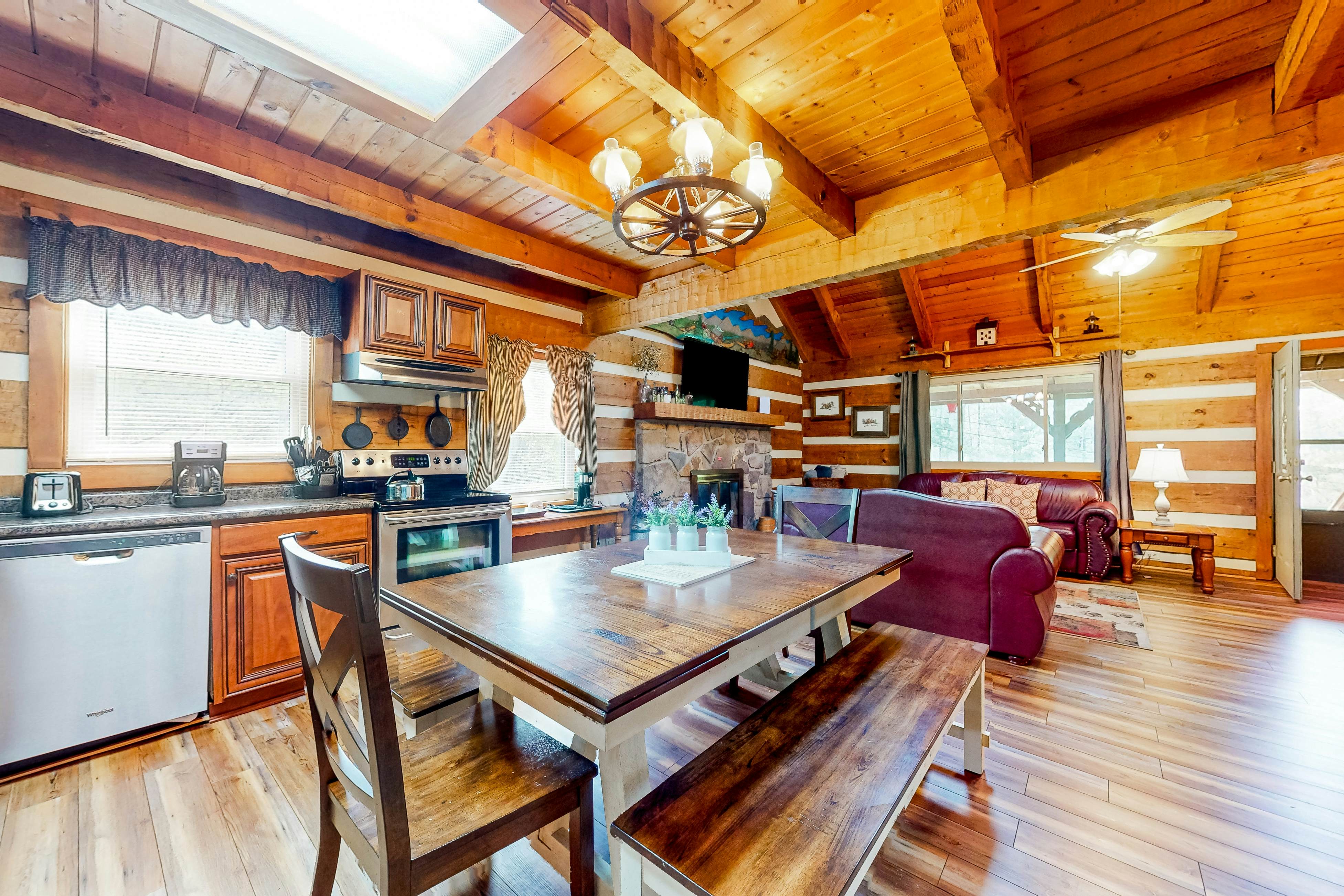 2-story cabin w/ fireplace, firepit, & private hot tub + free attraction tickets