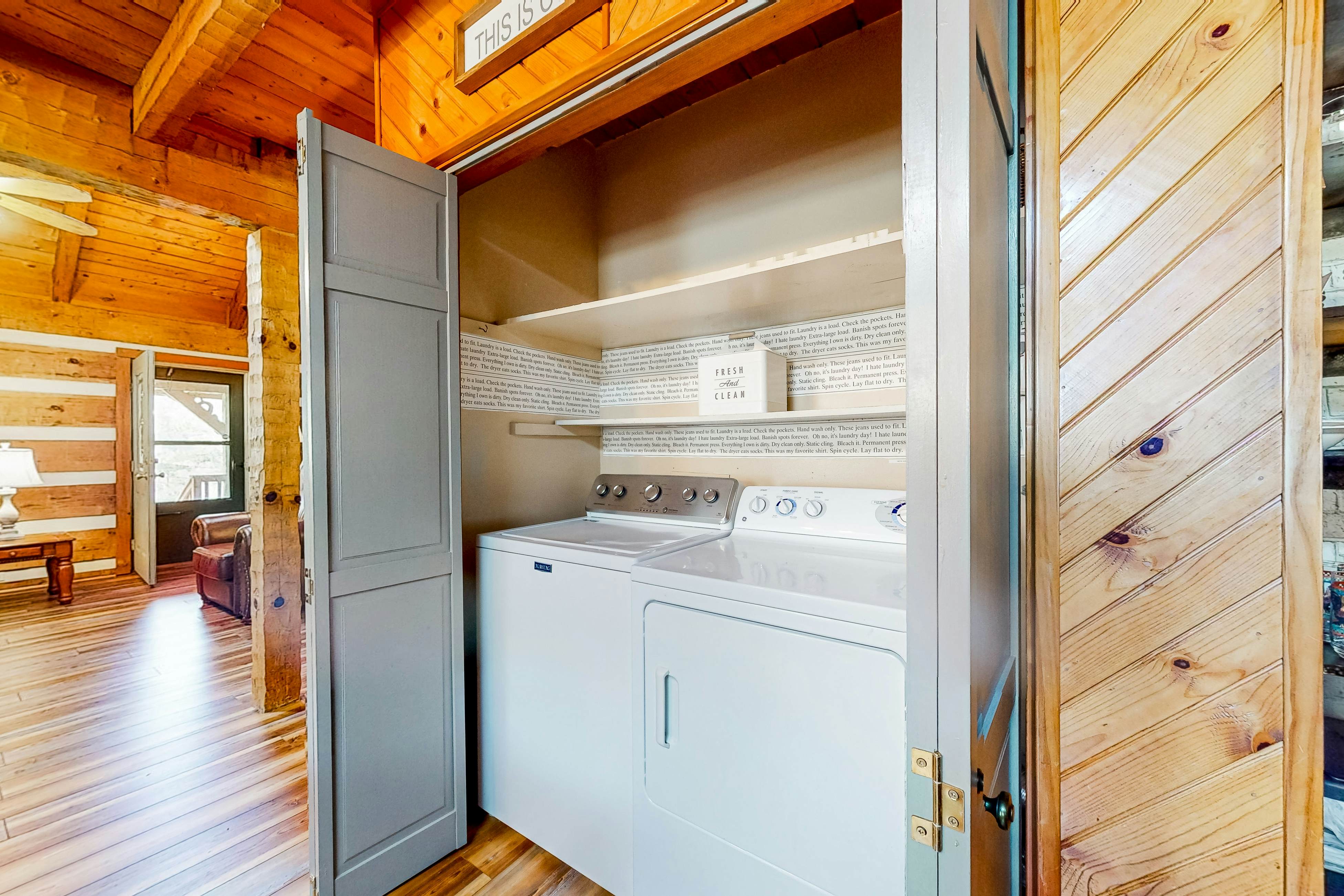 2-story cabin w/ fireplace, firepit, & private hot tub + free attraction tickets