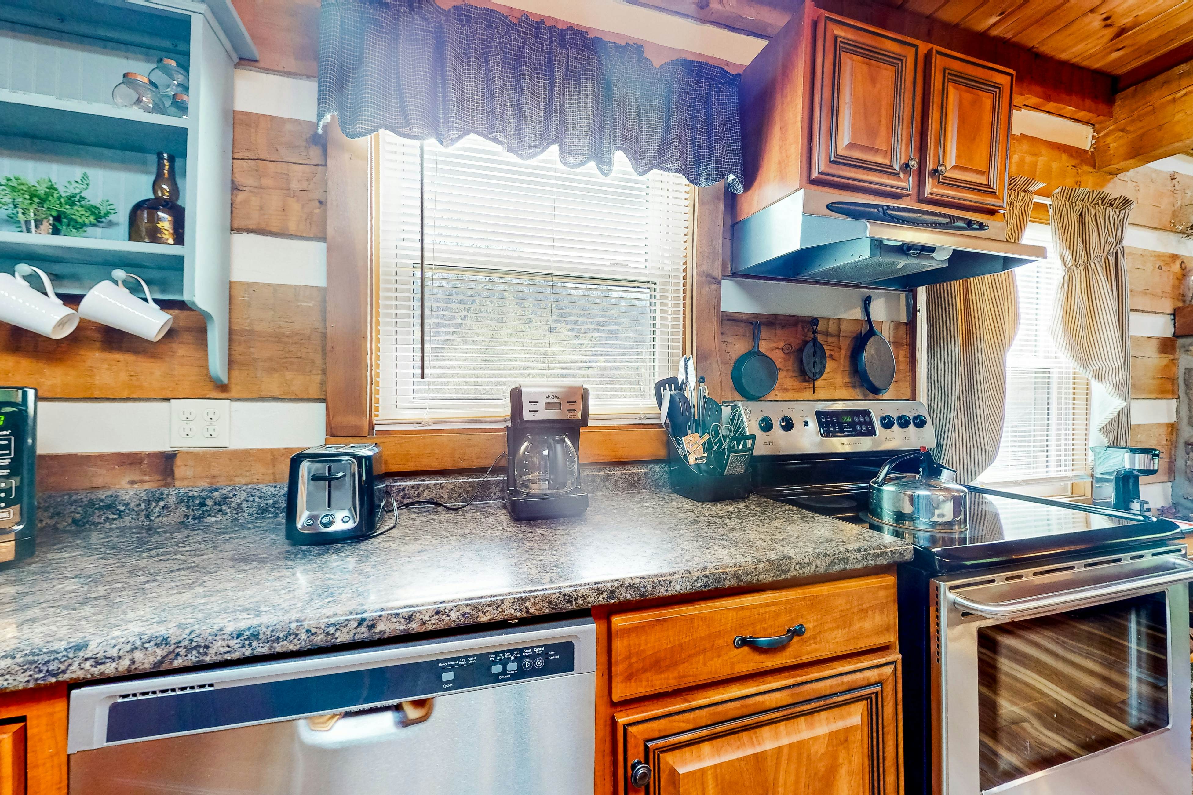 2-story cabin w/ fireplace, firepit, & private hot tub + free attraction tickets