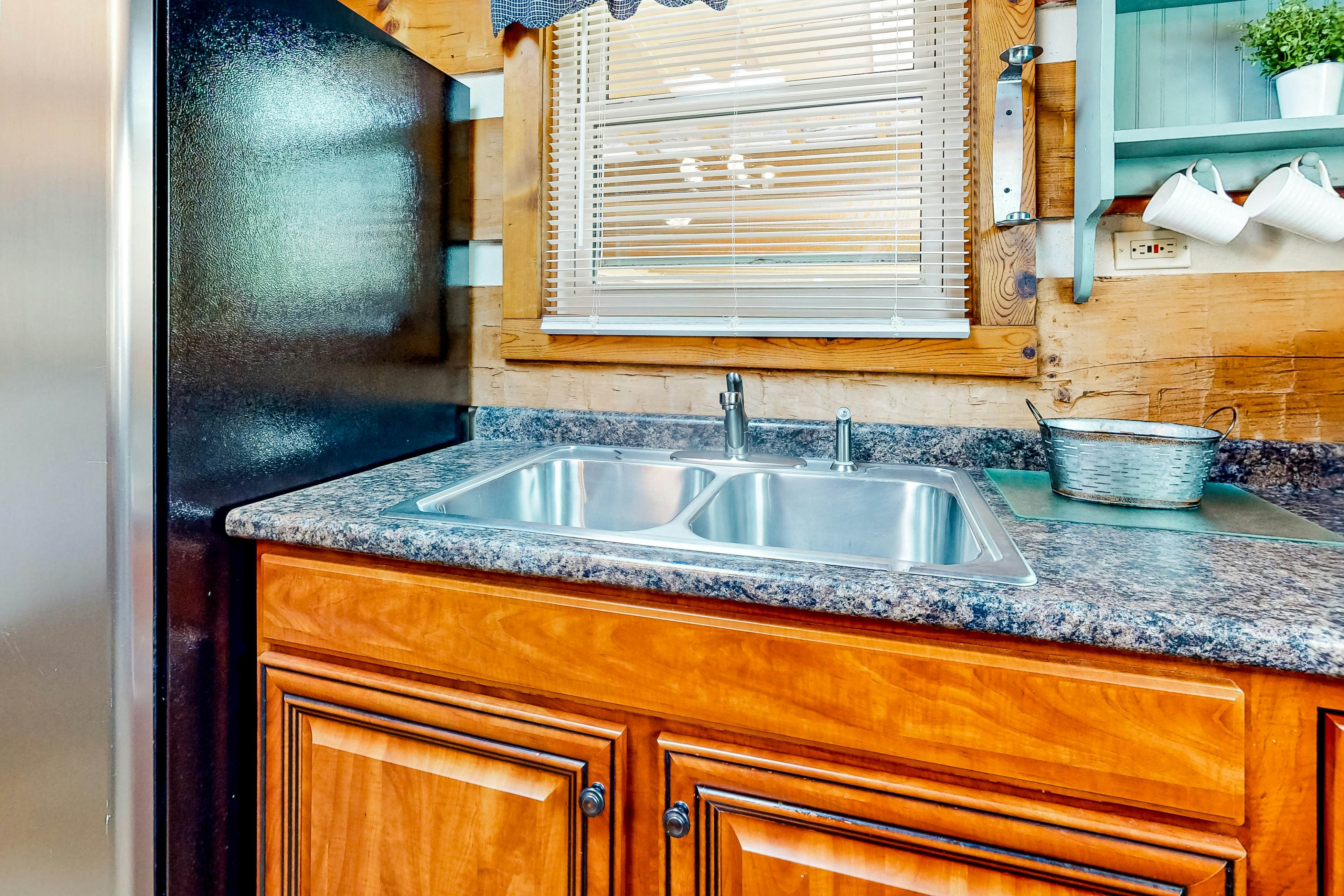 2-story cabin w/ fireplace, firepit, & private hot tub + free attraction tickets