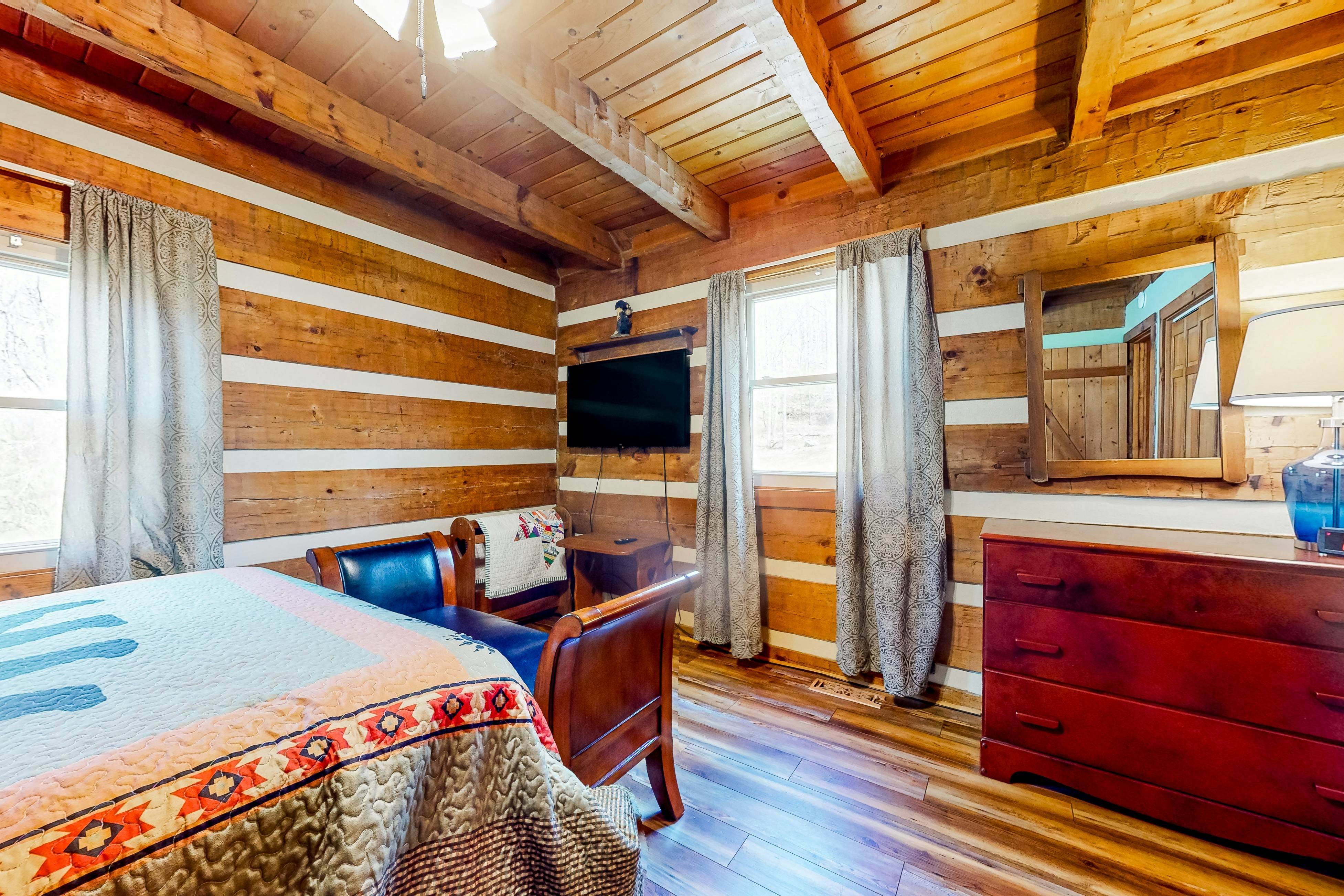 2-story cabin w/ fireplace, firepit, & private hot tub + free attraction tickets