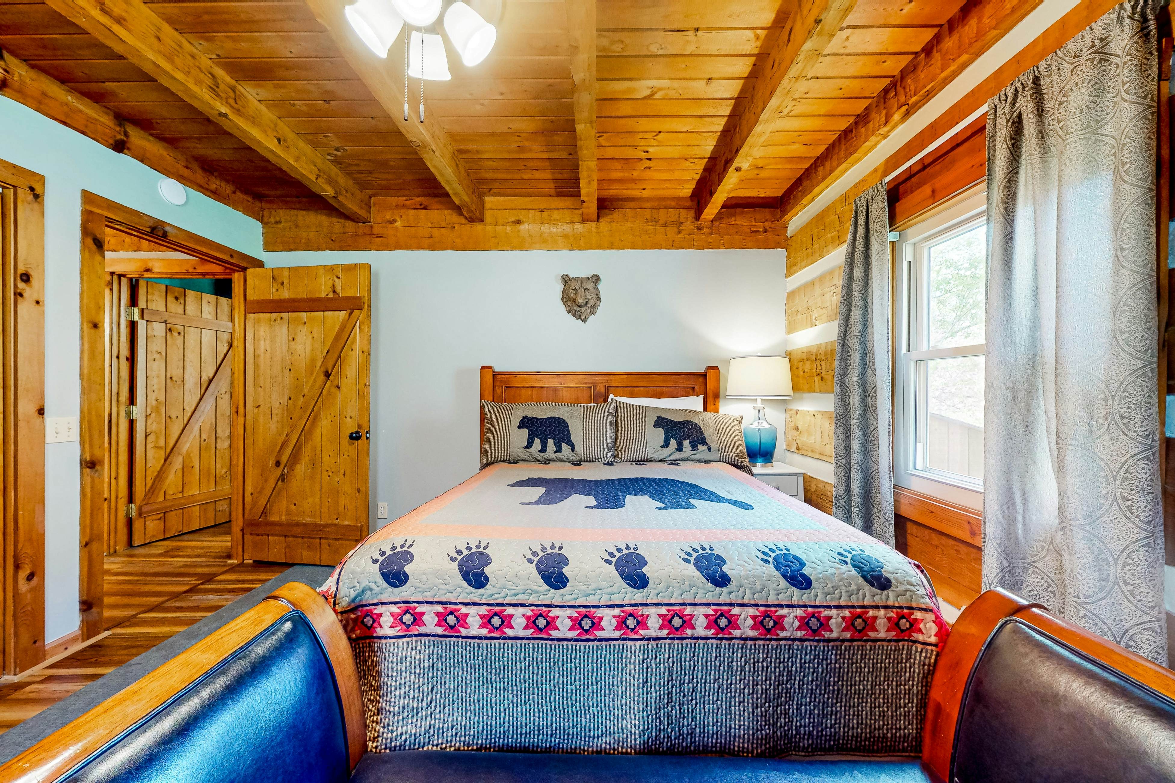 2-story cabin w/ fireplace, firepit, & private hot tub + free attraction tickets