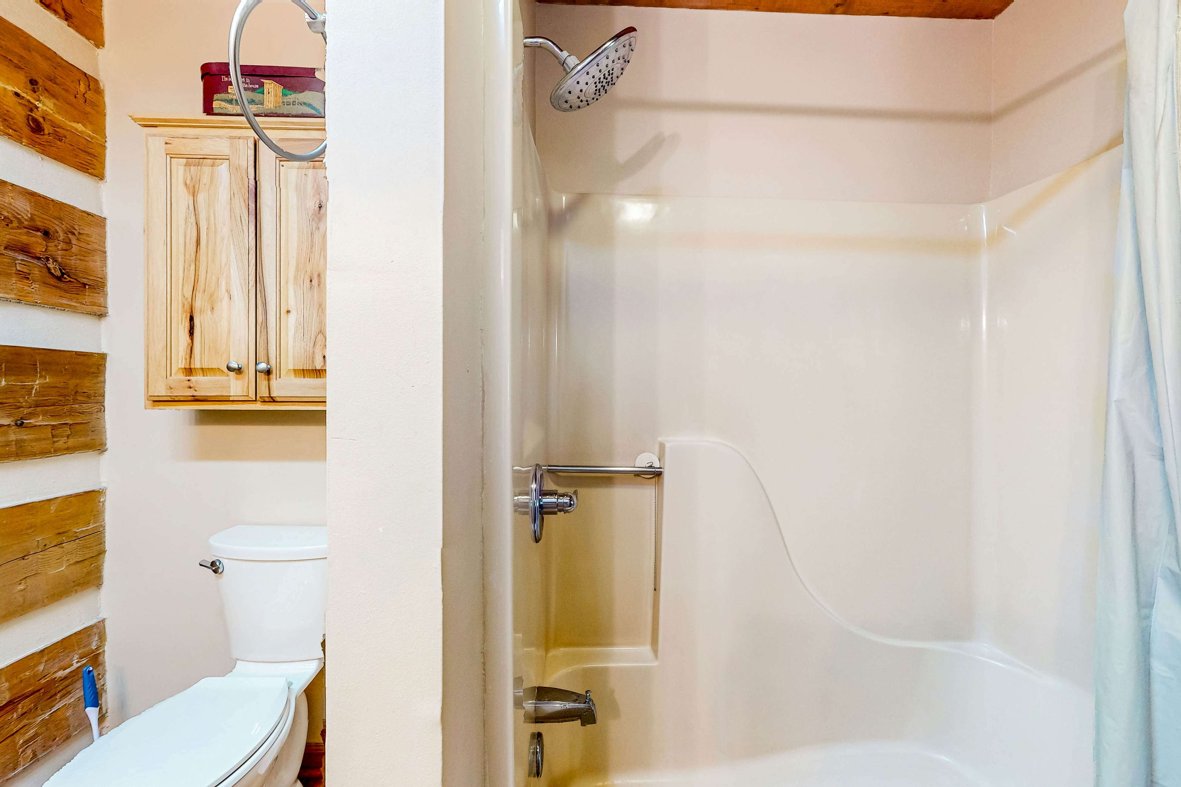 2-story cabin w/ fireplace, firepit, & private hot tub + free attraction tickets