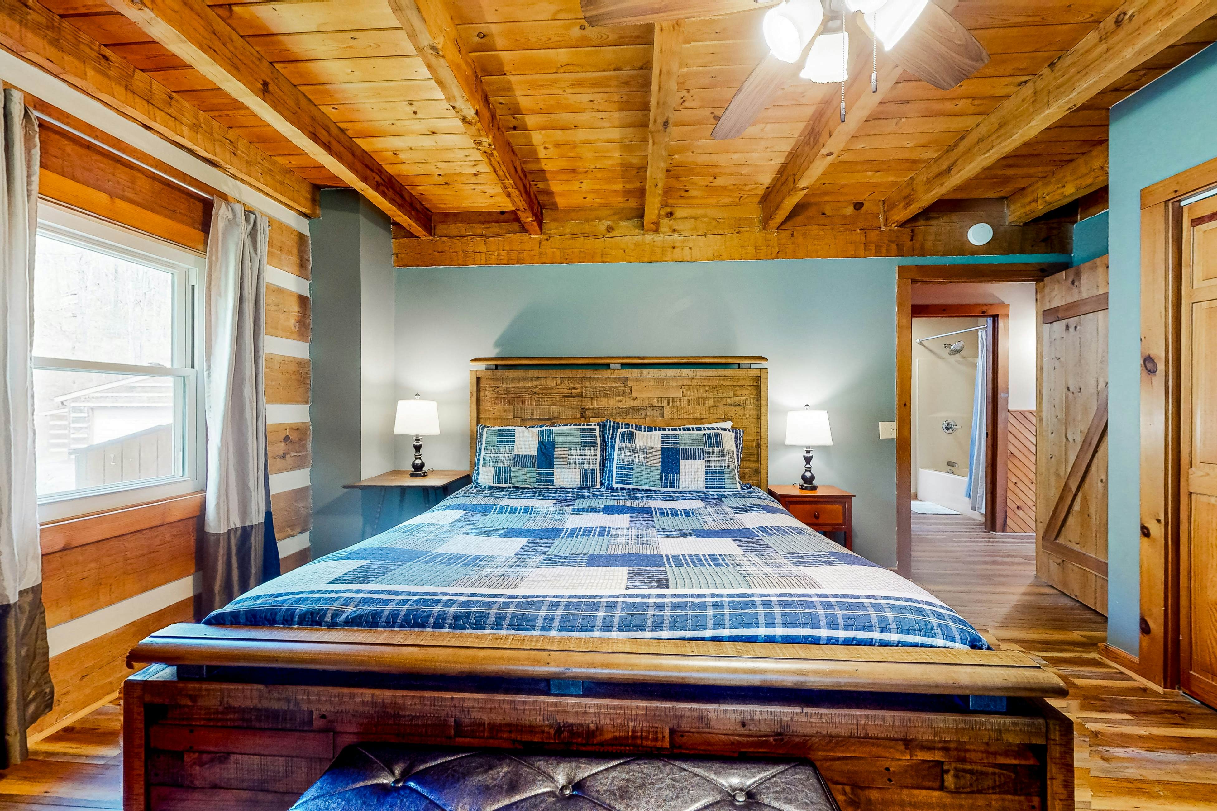 2-story cabin w/ fireplace, firepit, & private hot tub + free attraction tickets