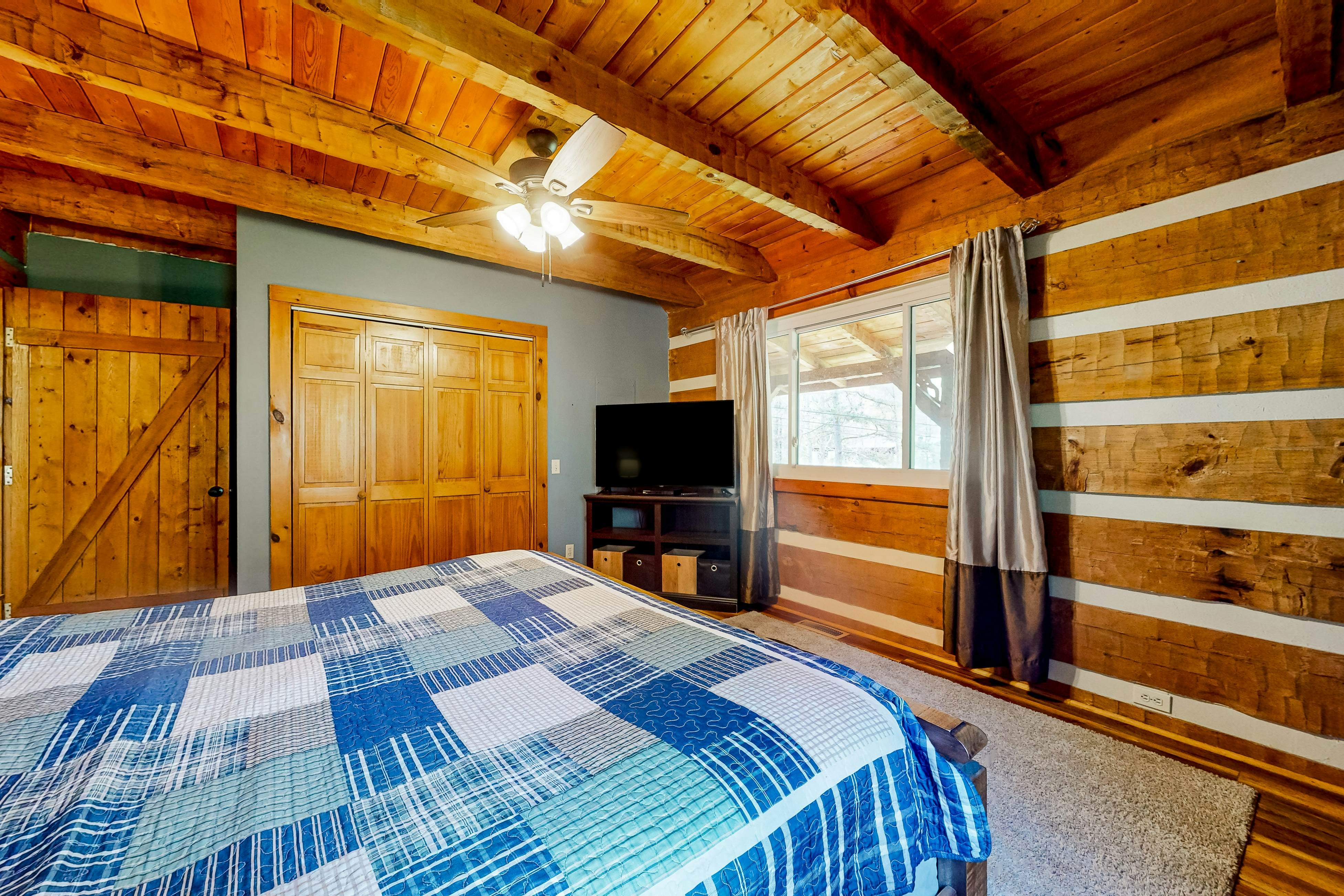 2-story cabin w/ fireplace, firepit, & private hot tub + free attraction tickets