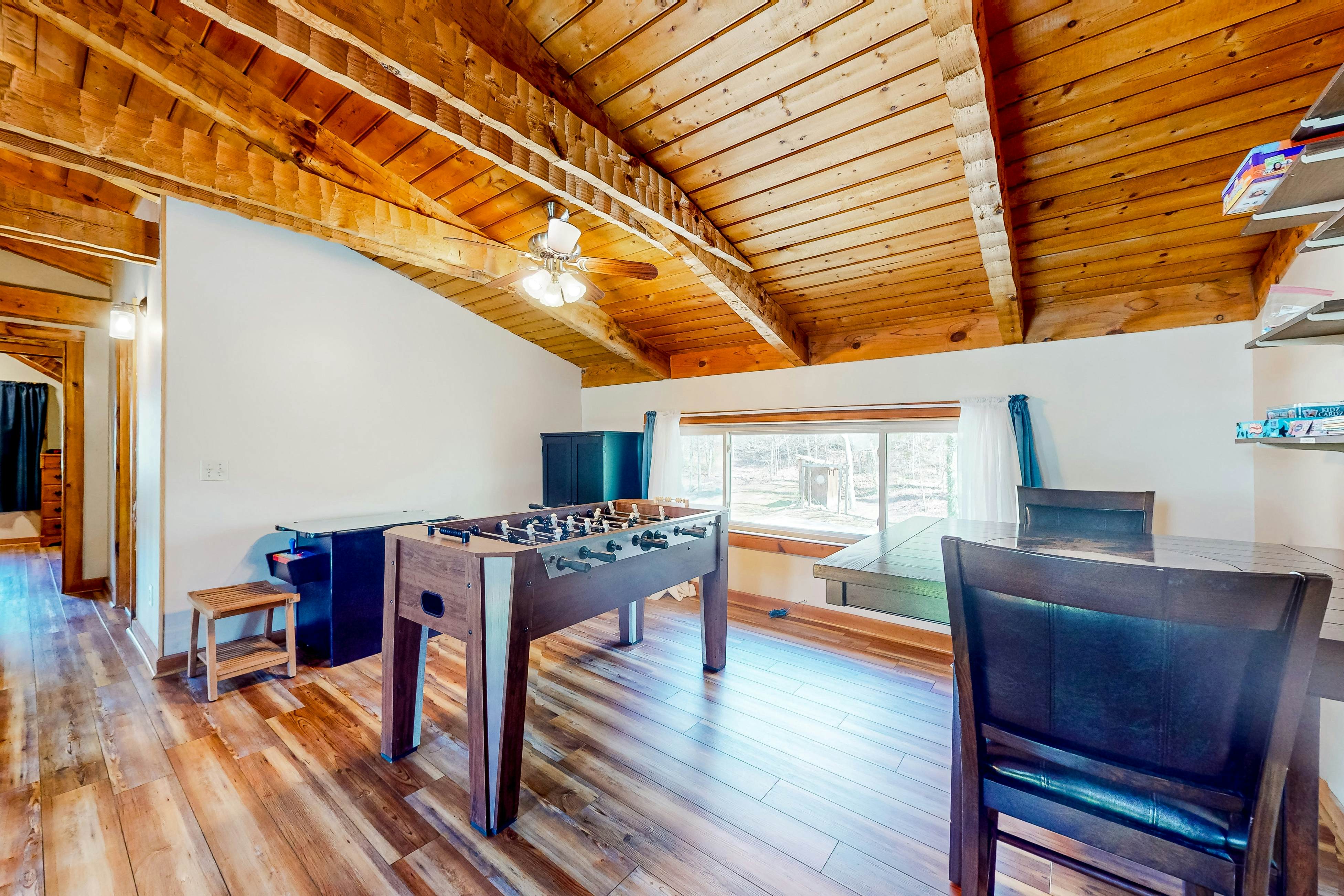 2-story cabin w/ fireplace, firepit, & private hot tub + free attraction tickets