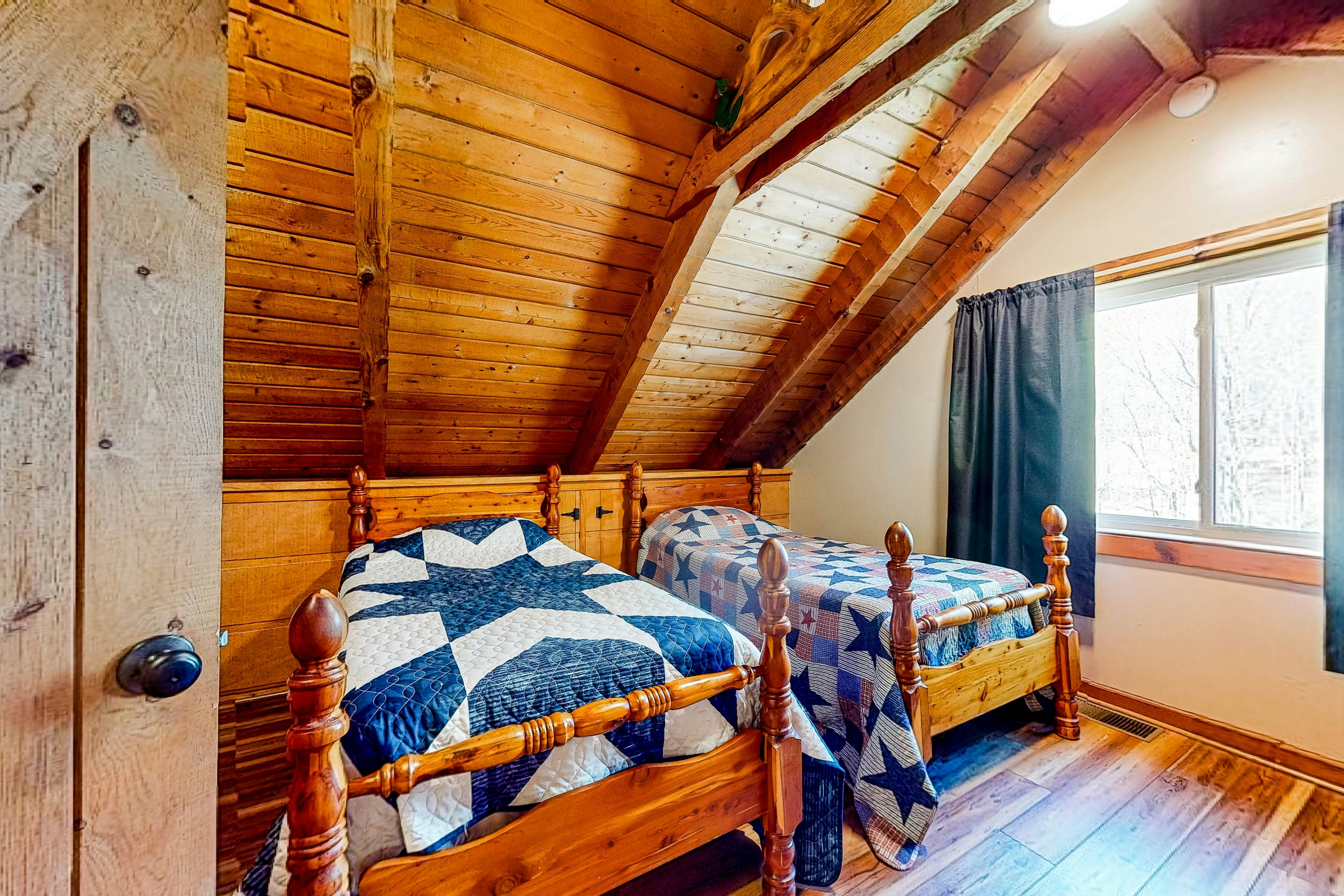 2-story cabin w/ fireplace, firepit, & private hot tub + free attraction tickets