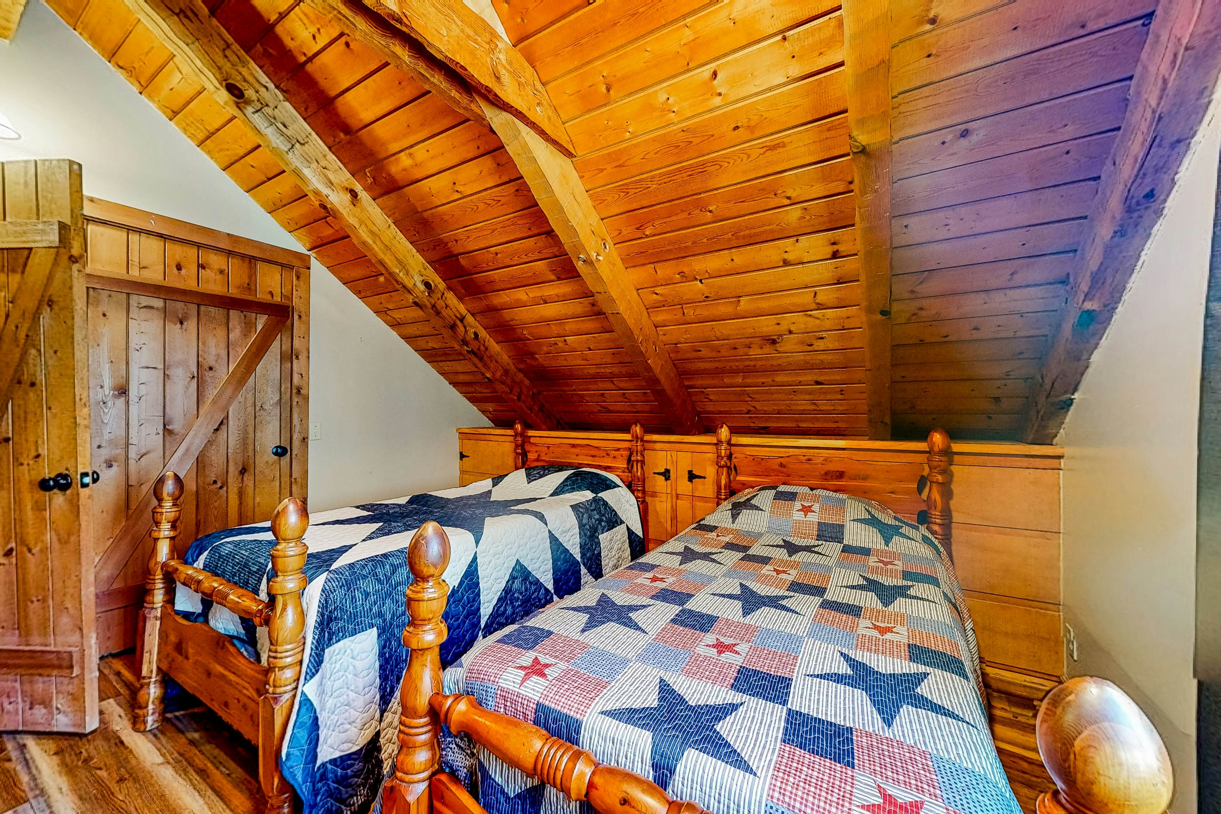 2-story cabin w/ fireplace, firepit, & private hot tub + free attraction tickets