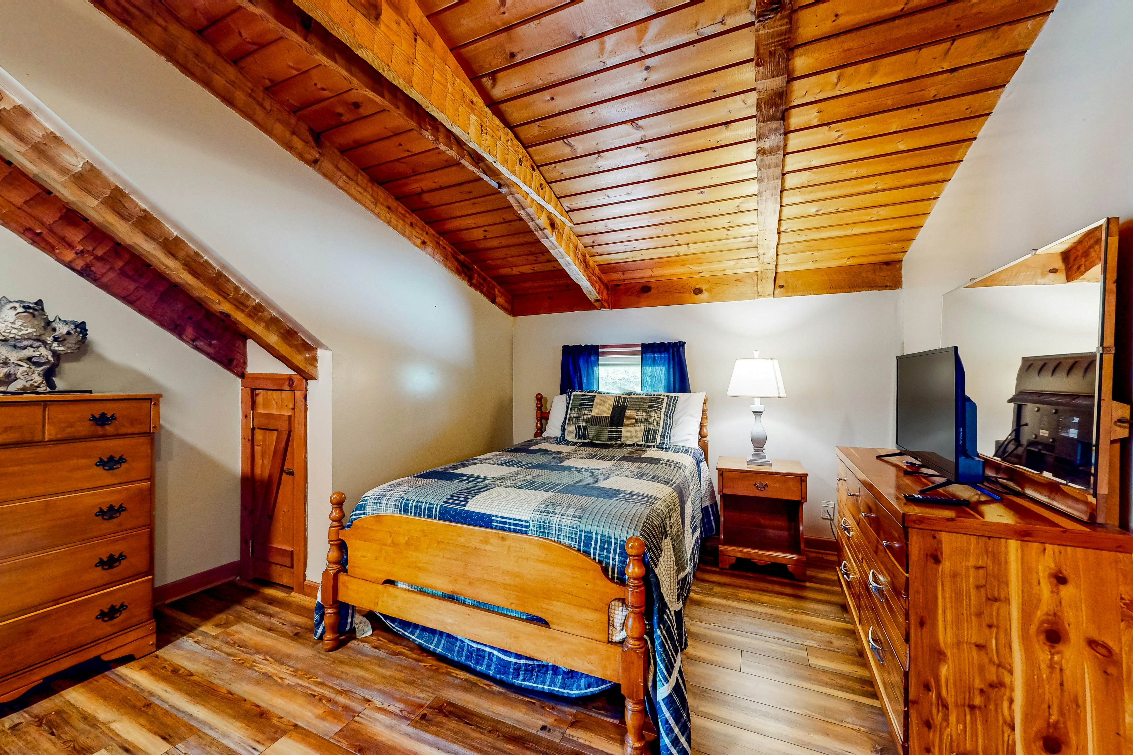 2-story cabin w/ fireplace, firepit, & private hot tub + free attraction tickets