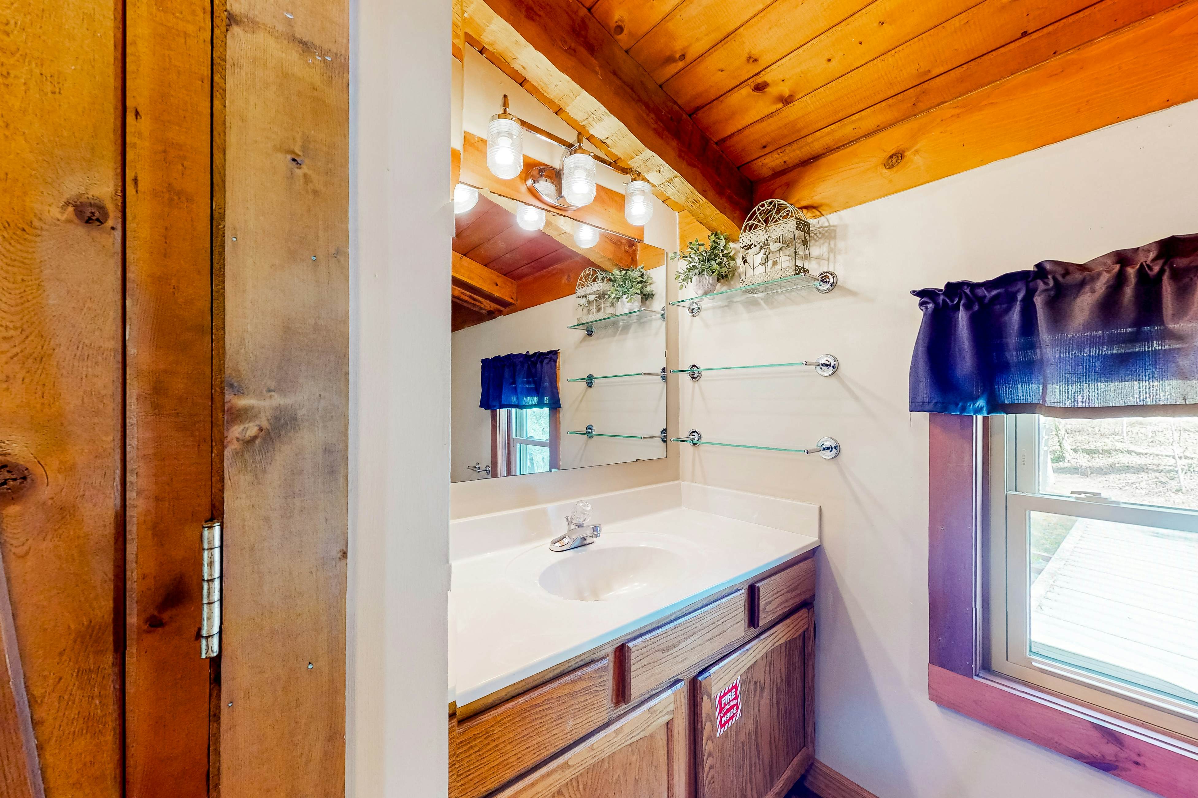 2-story cabin w/ fireplace, firepit, & private hot tub + free attraction tickets