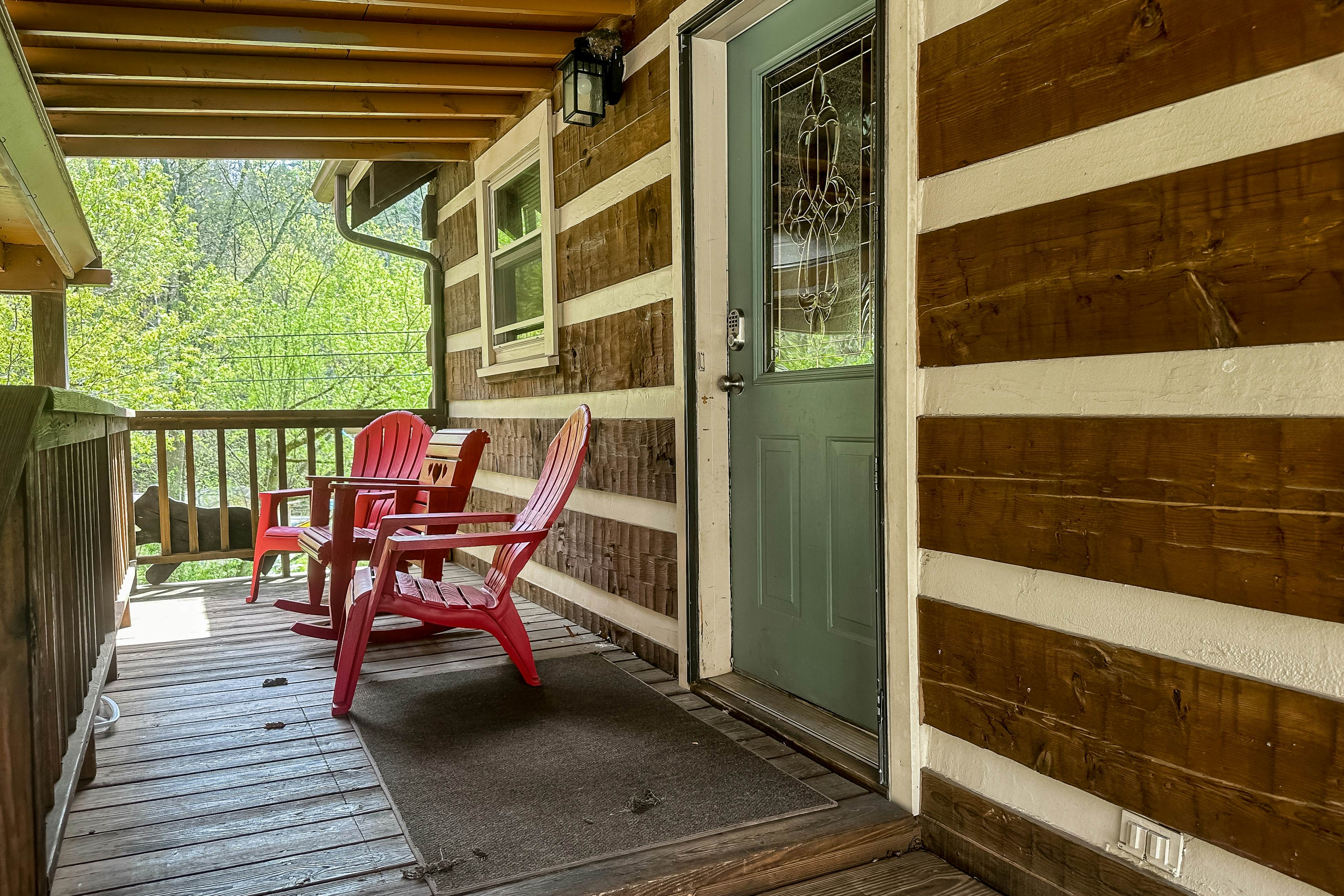 2-story cabin w/ fireplace, firepit, & private hot tub + free attraction tickets