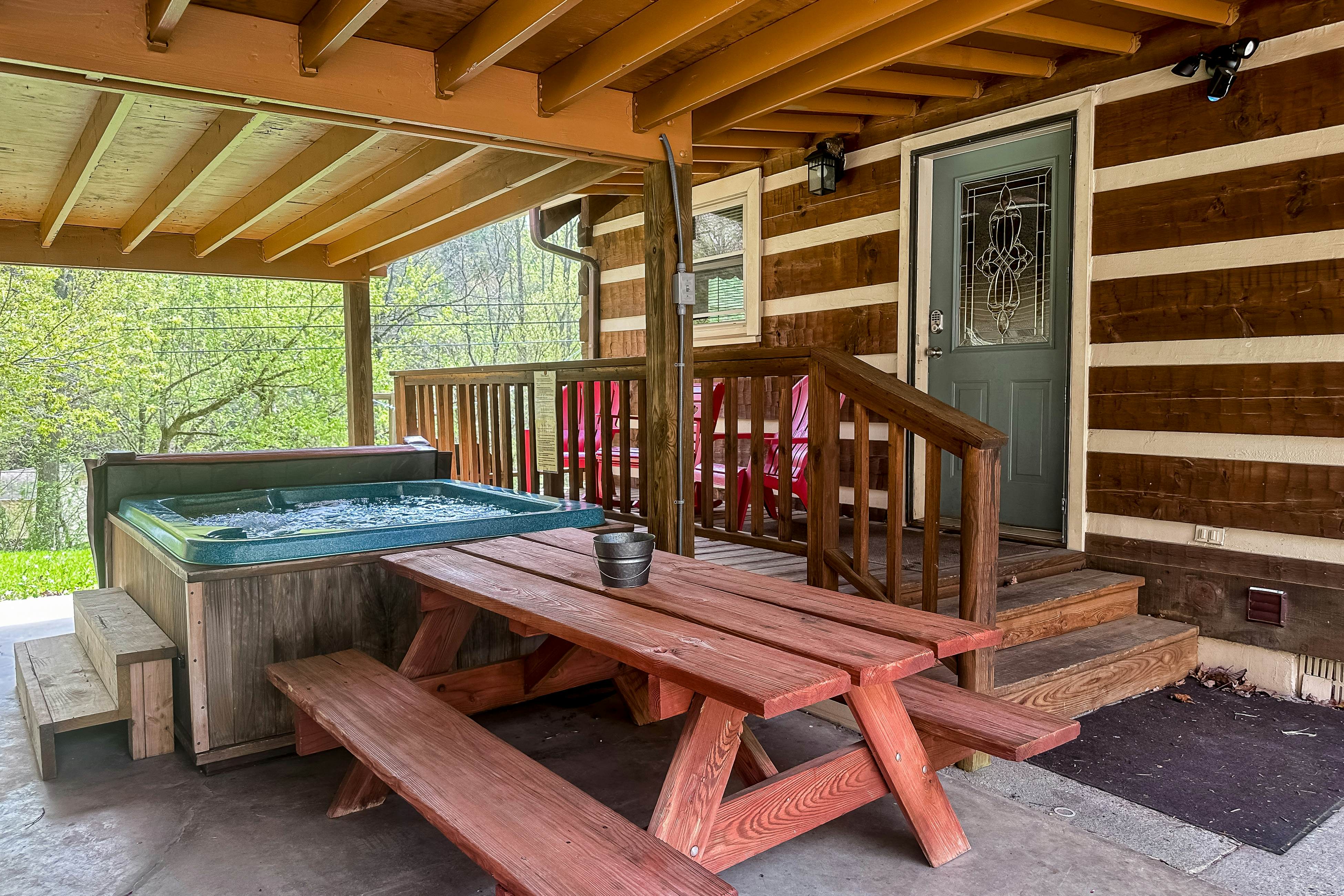 2-story cabin w/ fireplace, firepit, & private hot tub + free attraction tickets