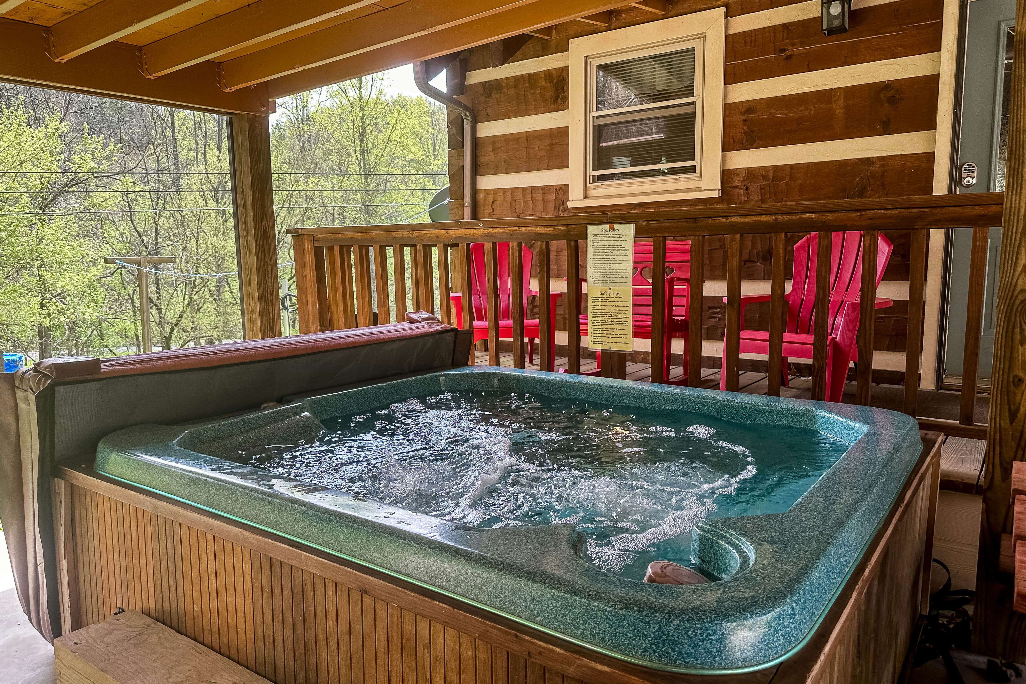 2-story cabin w/ fireplace, firepit, & private hot tub + free attraction tickets