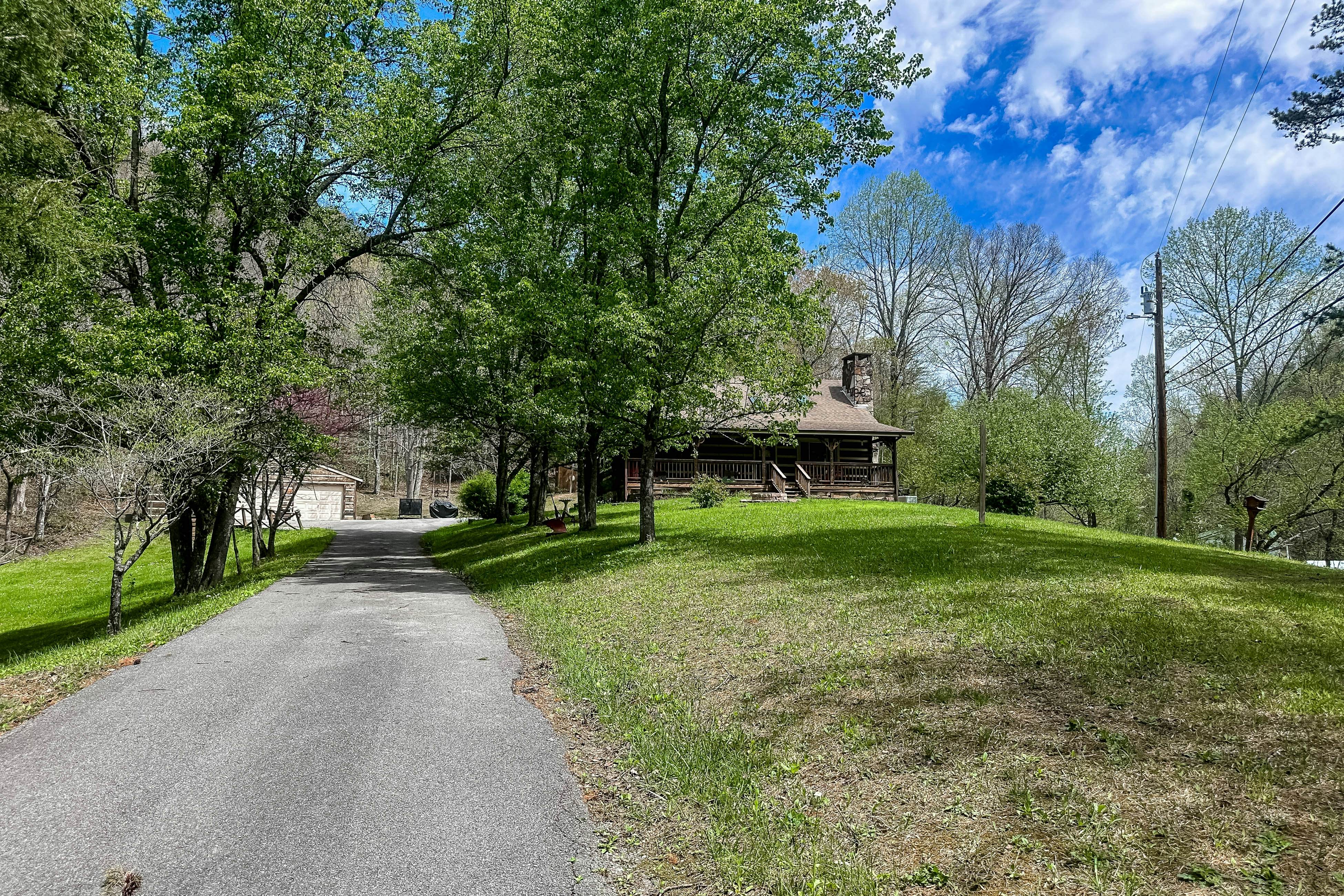 2-story cabin w/ fireplace, firepit, & private hot tub + free attraction tickets