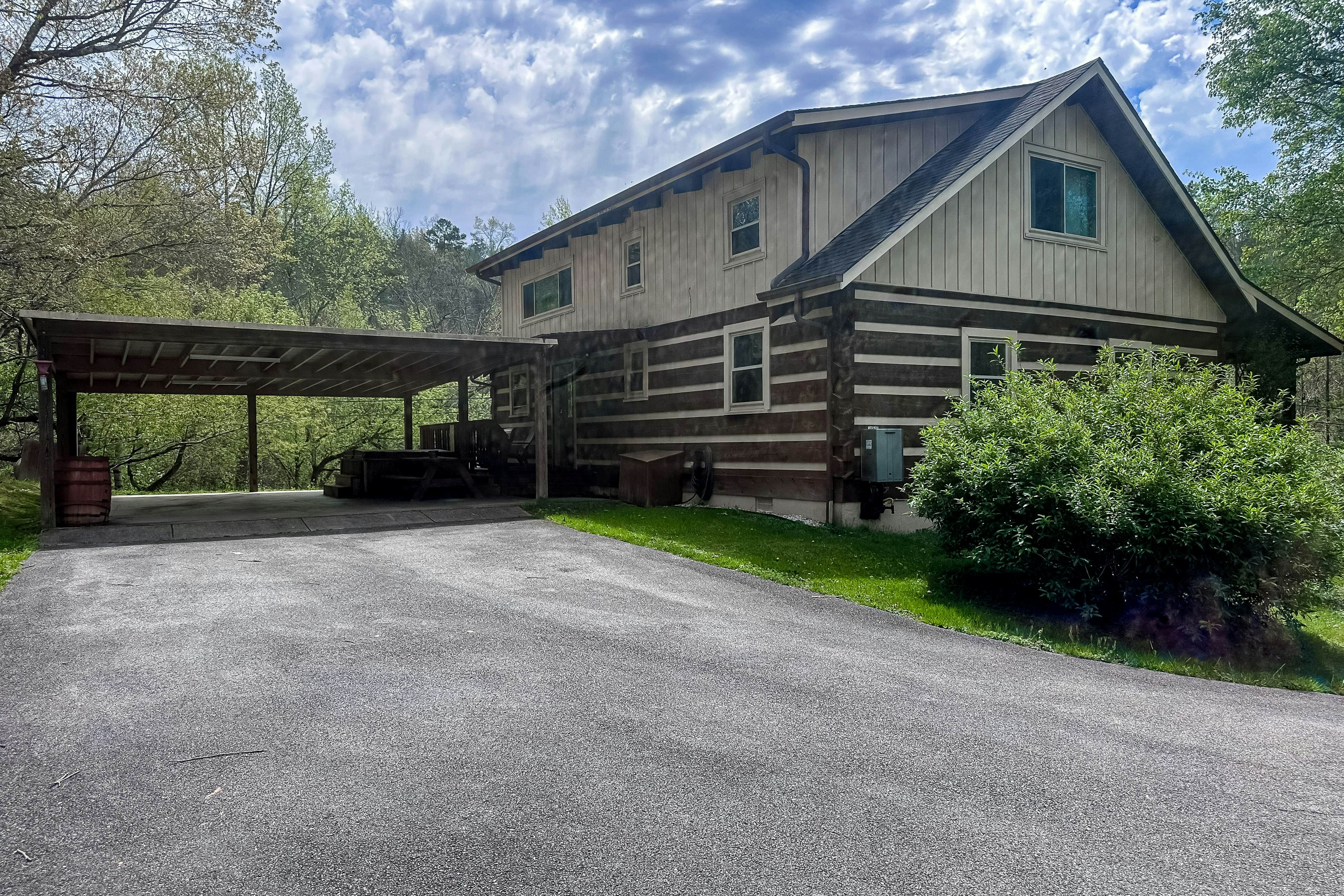 2-story cabin w/ fireplace, firepit, & private hot tub + free attraction tickets