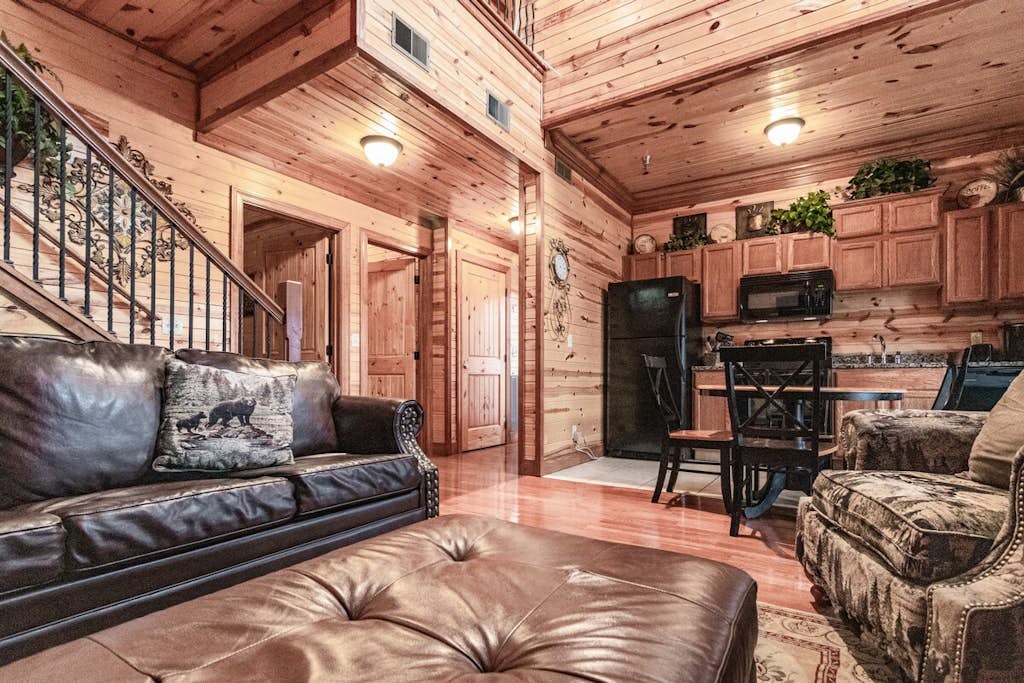 Charming Cabin・Sleeps 6・Grill, Hot Tub, Pool Table