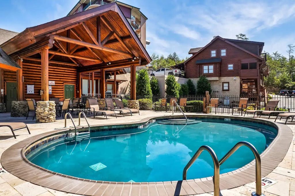 Charming Cabin・Sleeps 6・Grill, Hot Tub, Pool Table