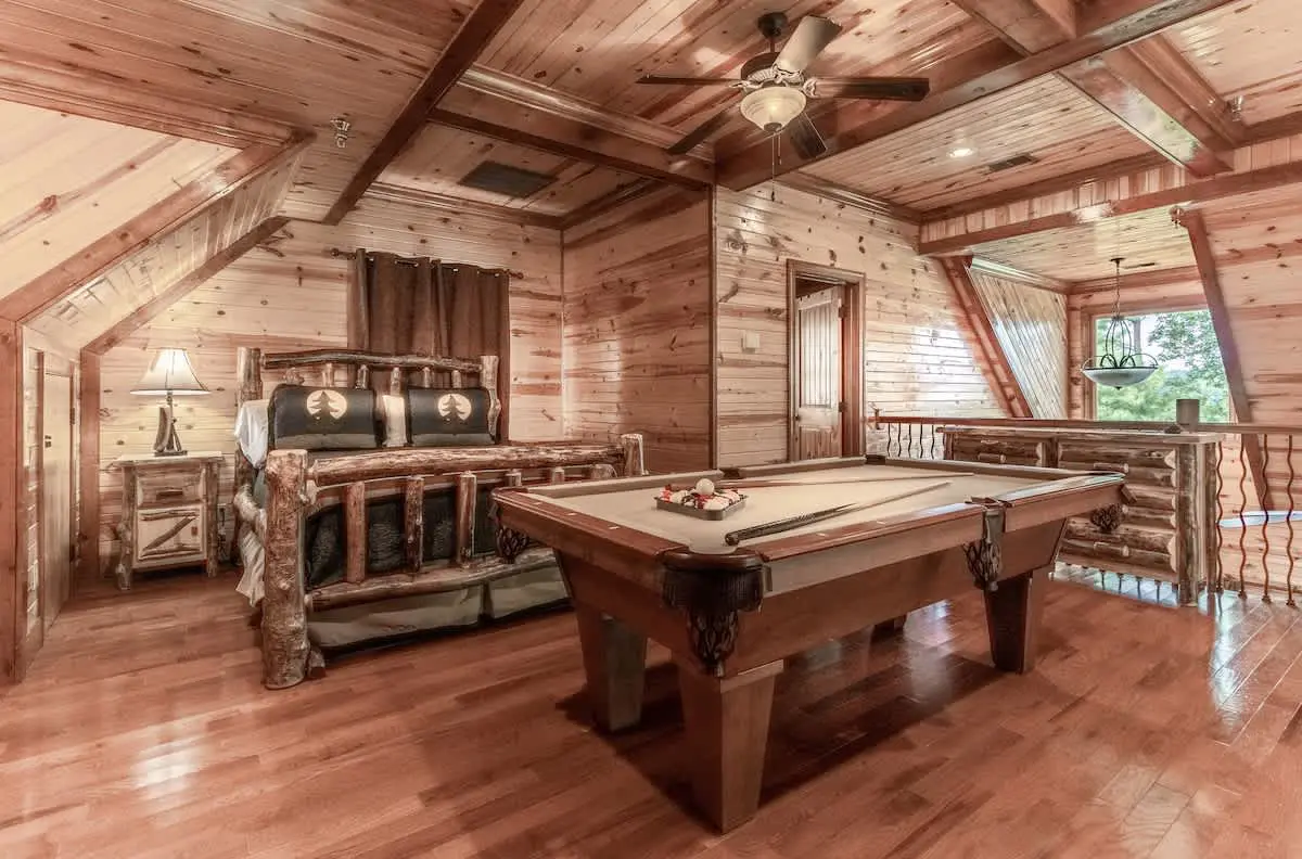 Charming Cabin・Sleeps 6・Grill, Hot Tub, Pool Table
