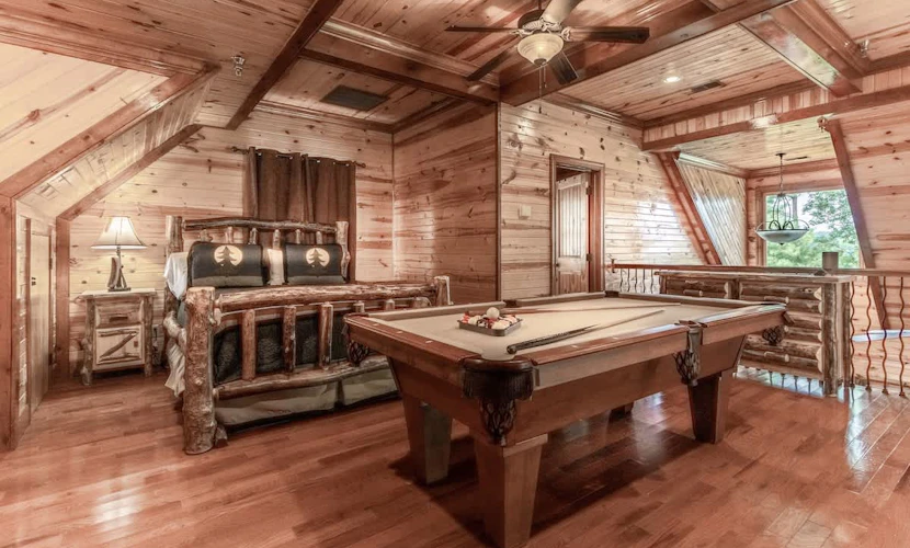 Charming Cabin・Sleeps 6・Grill, Hot Tub, Pool Table