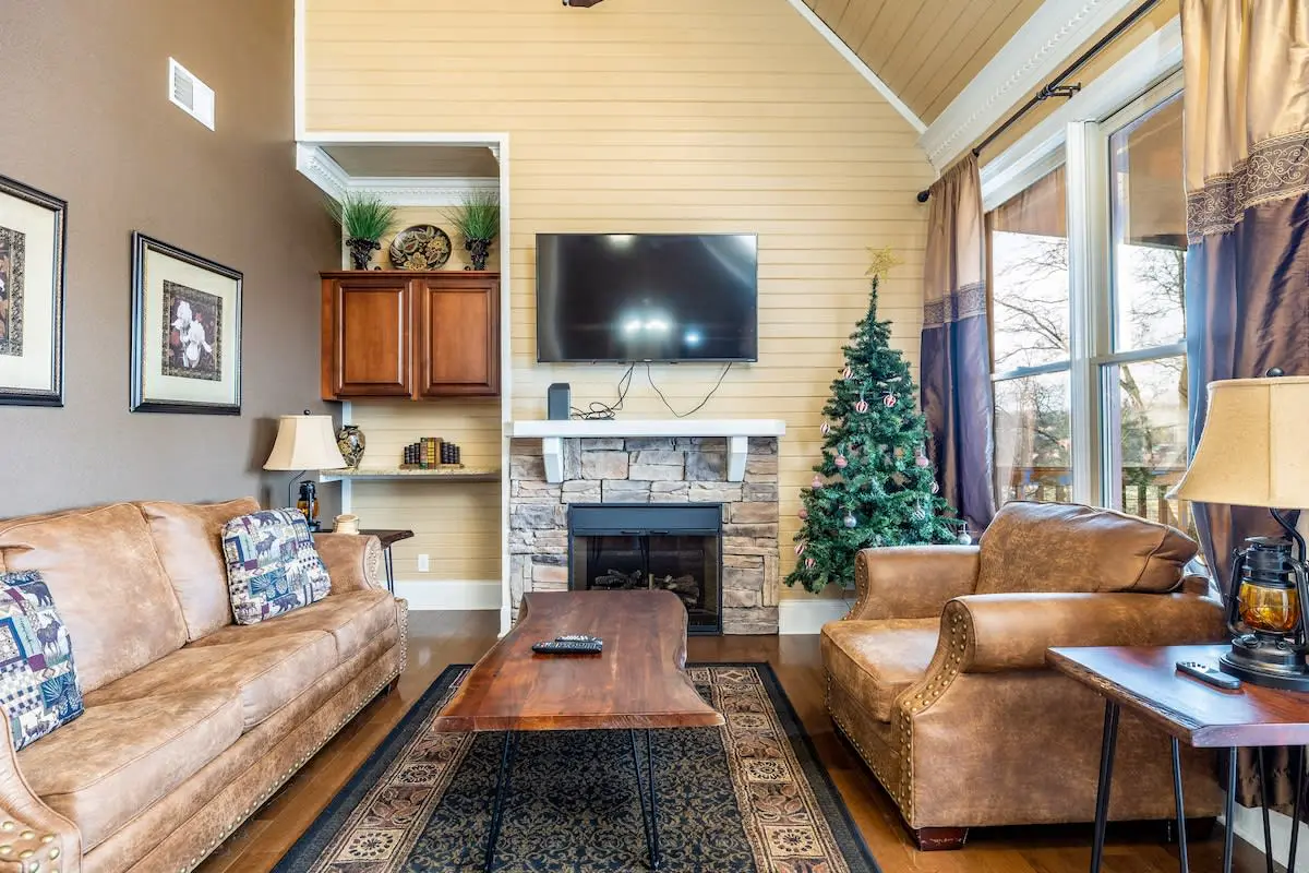 Spacious Cabin, Sleeps 6・Pool Table・Hot tub・Grill