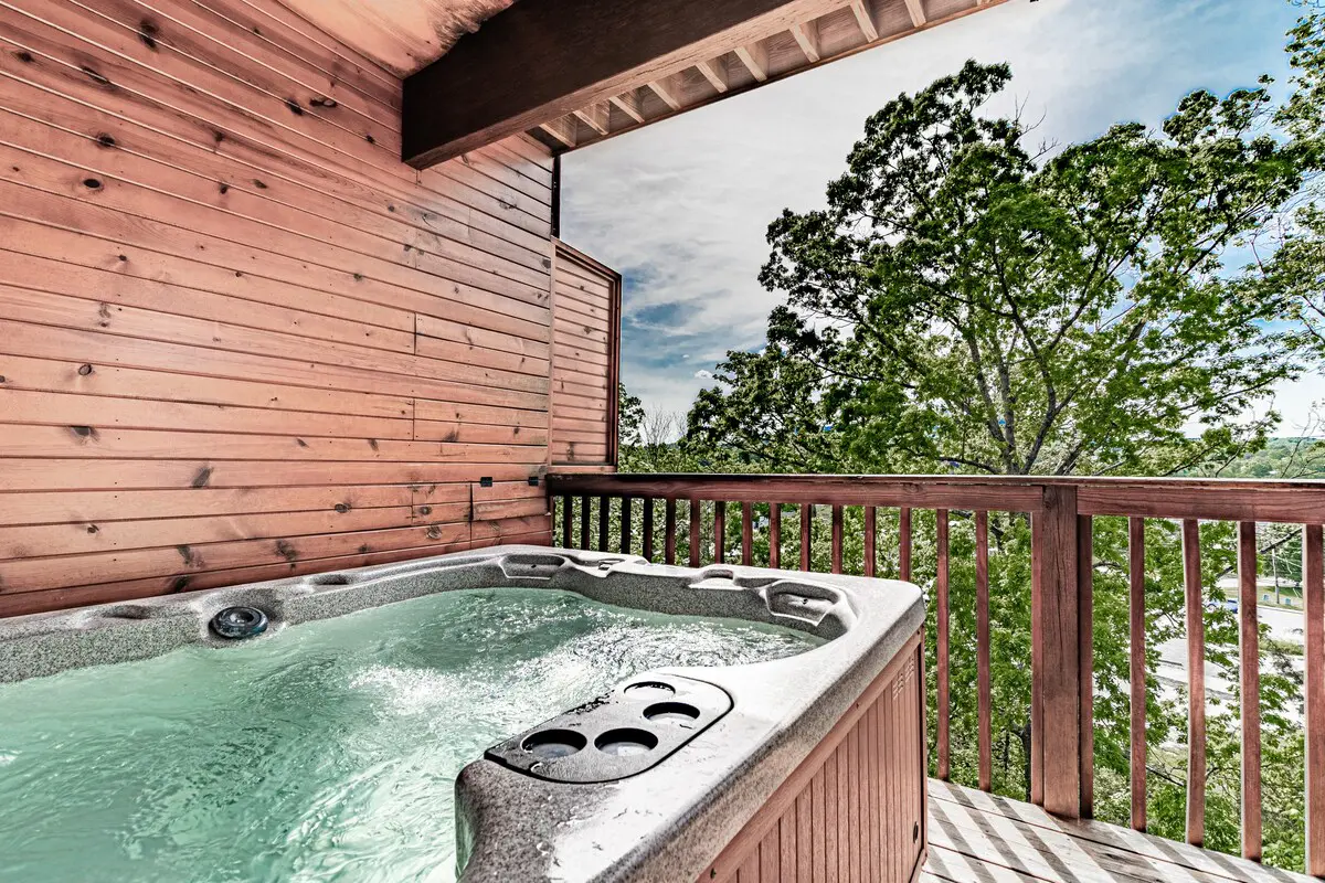 Cabin N Great Location, Sleeps 6・Hot Tub + Grill