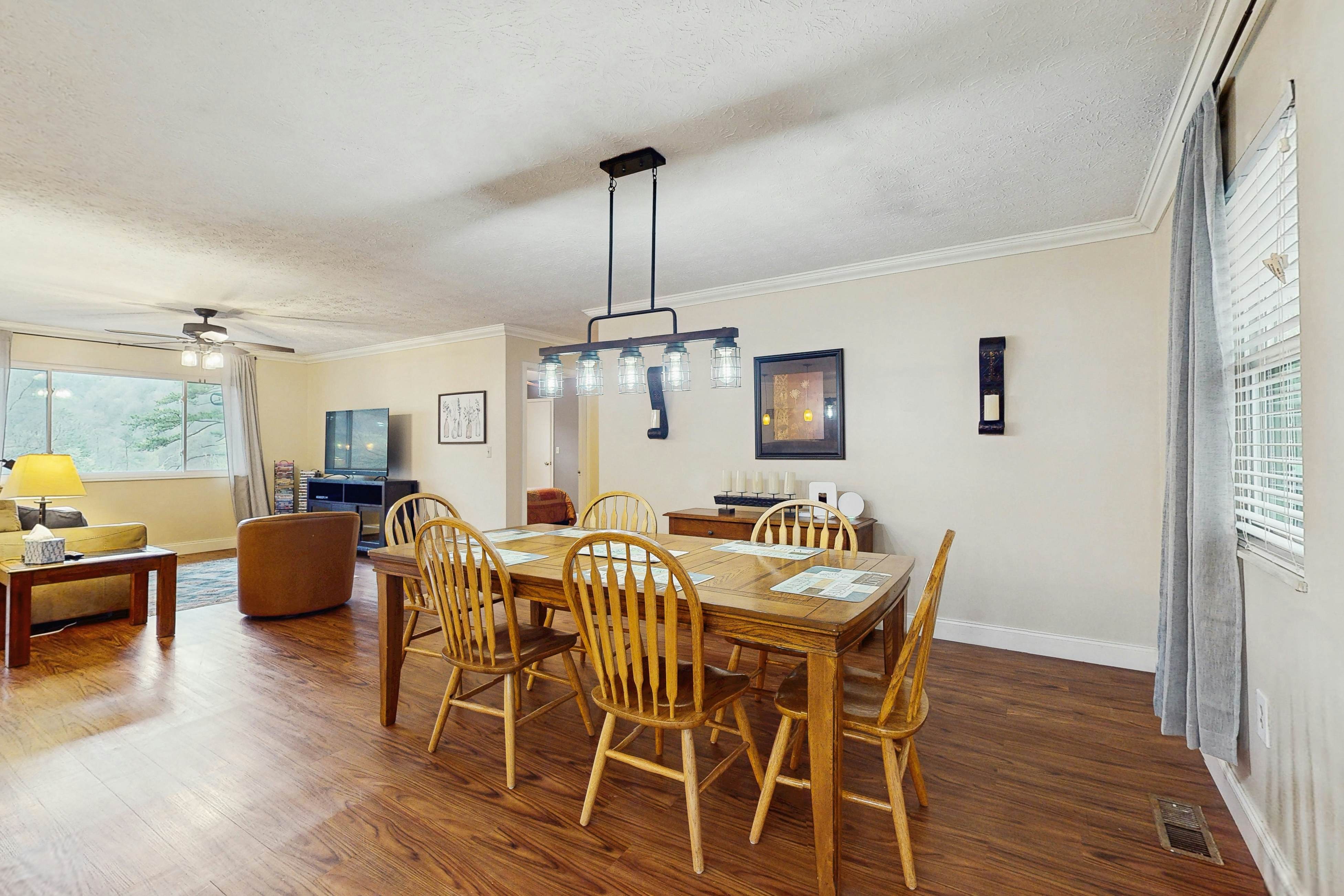 Serene Lake Home, Sleep 7・Grill・Games・Dog Friendly