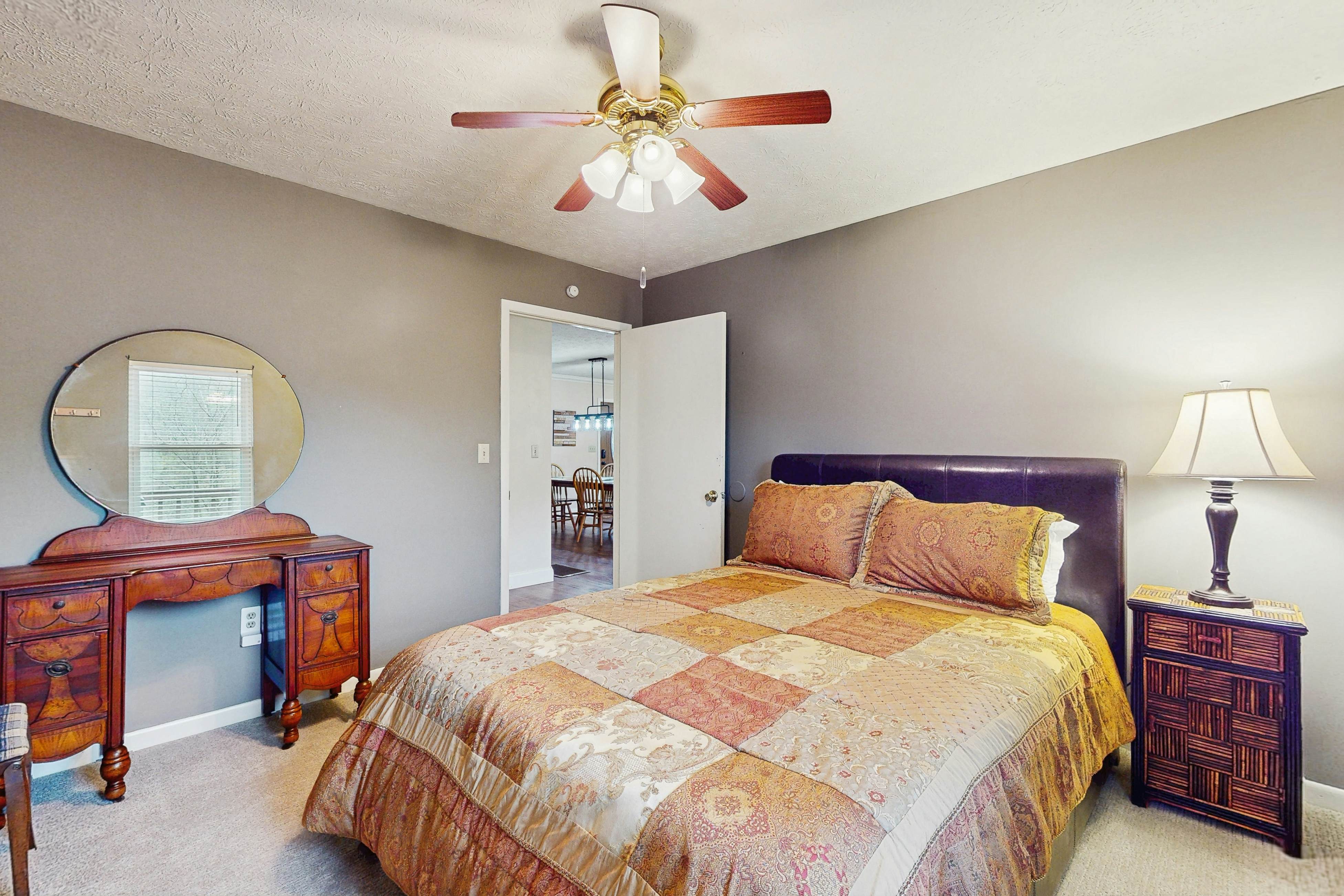 Serene Lake Home, Sleep 7・Grill・Games・Dog Friendly