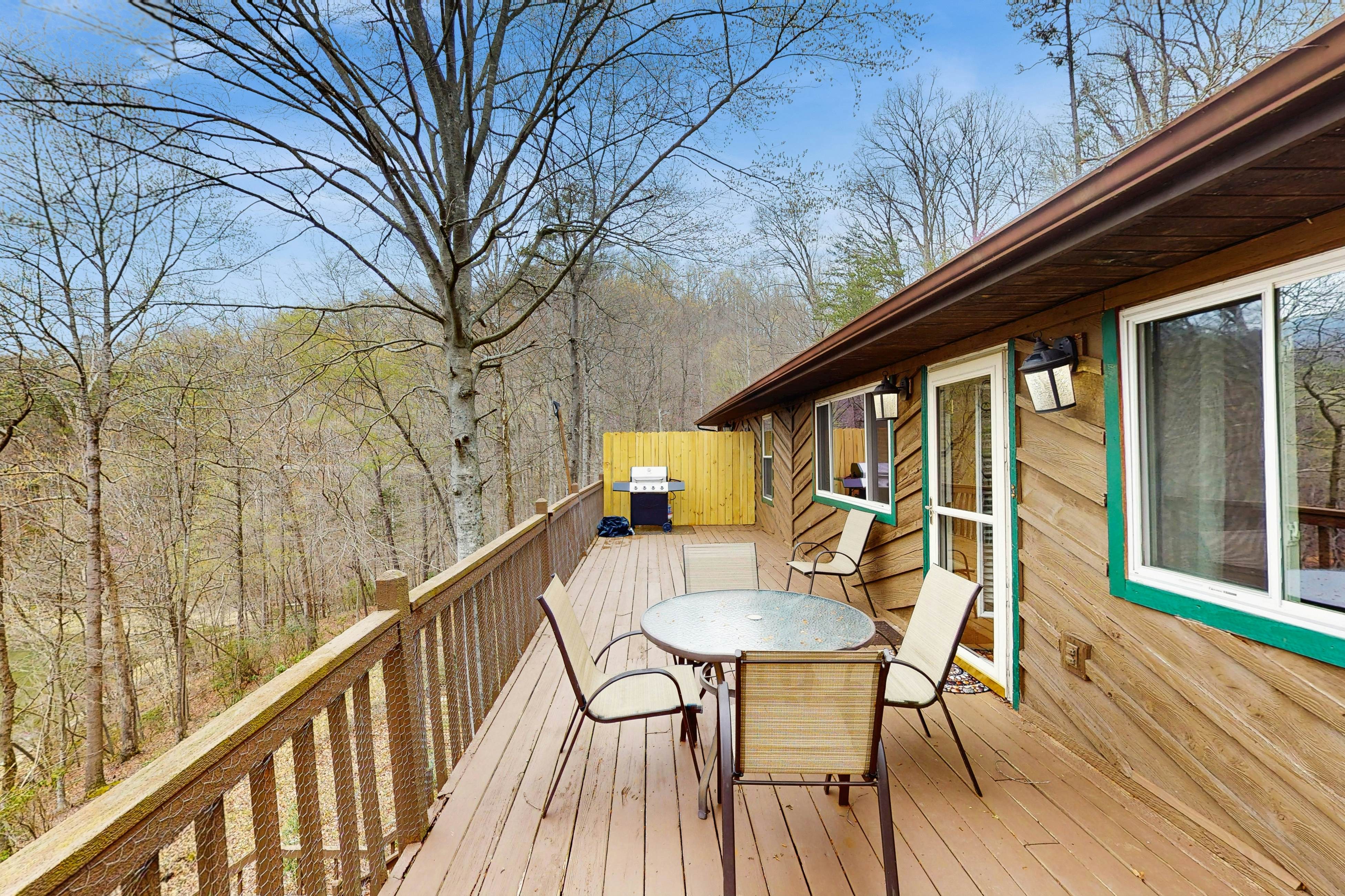 Serene Lake Home, Sleep 7・Grill・Games・Dog Friendly