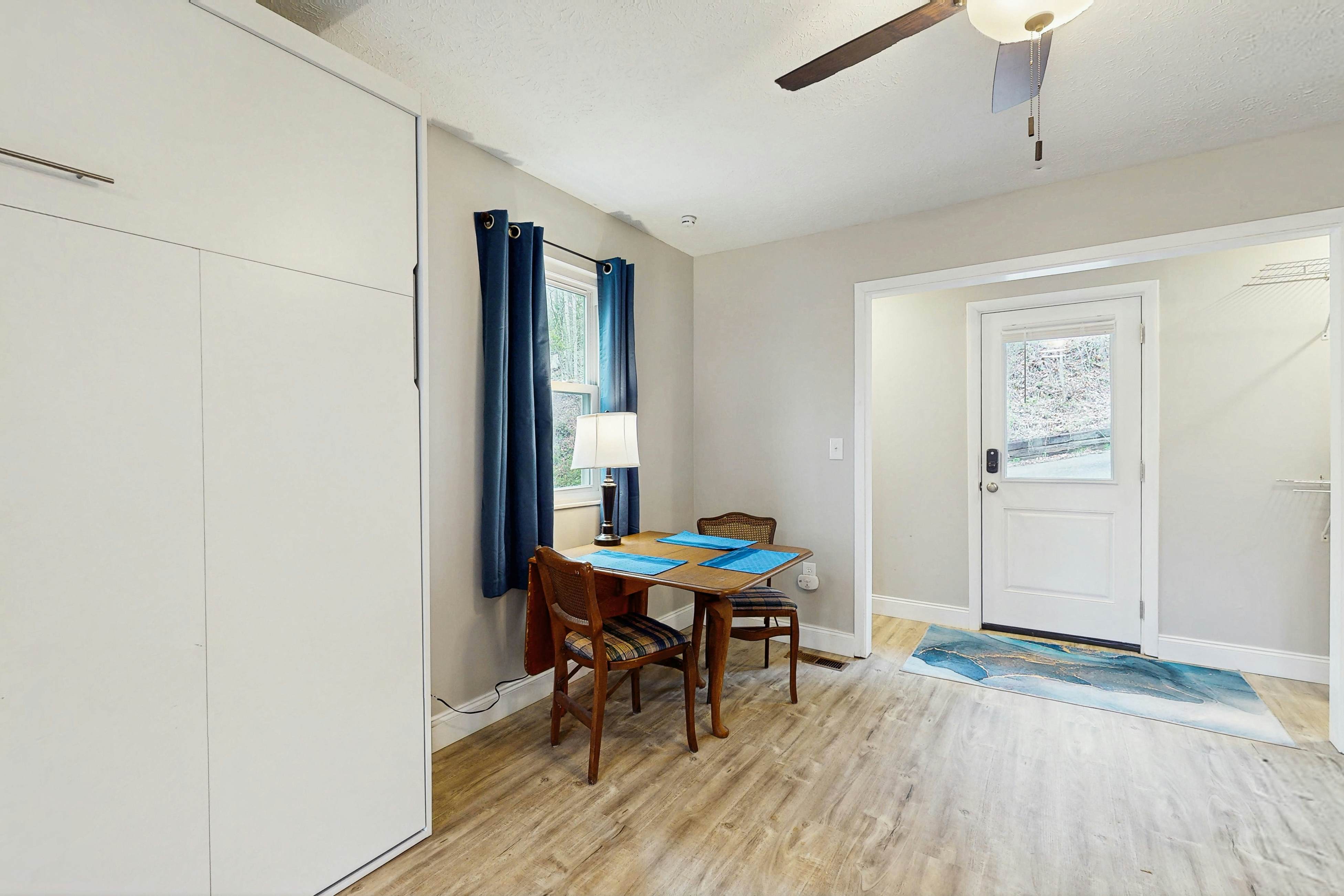 Serene Lake Home, Sleep 7・Grill・Games・Dog Friendly