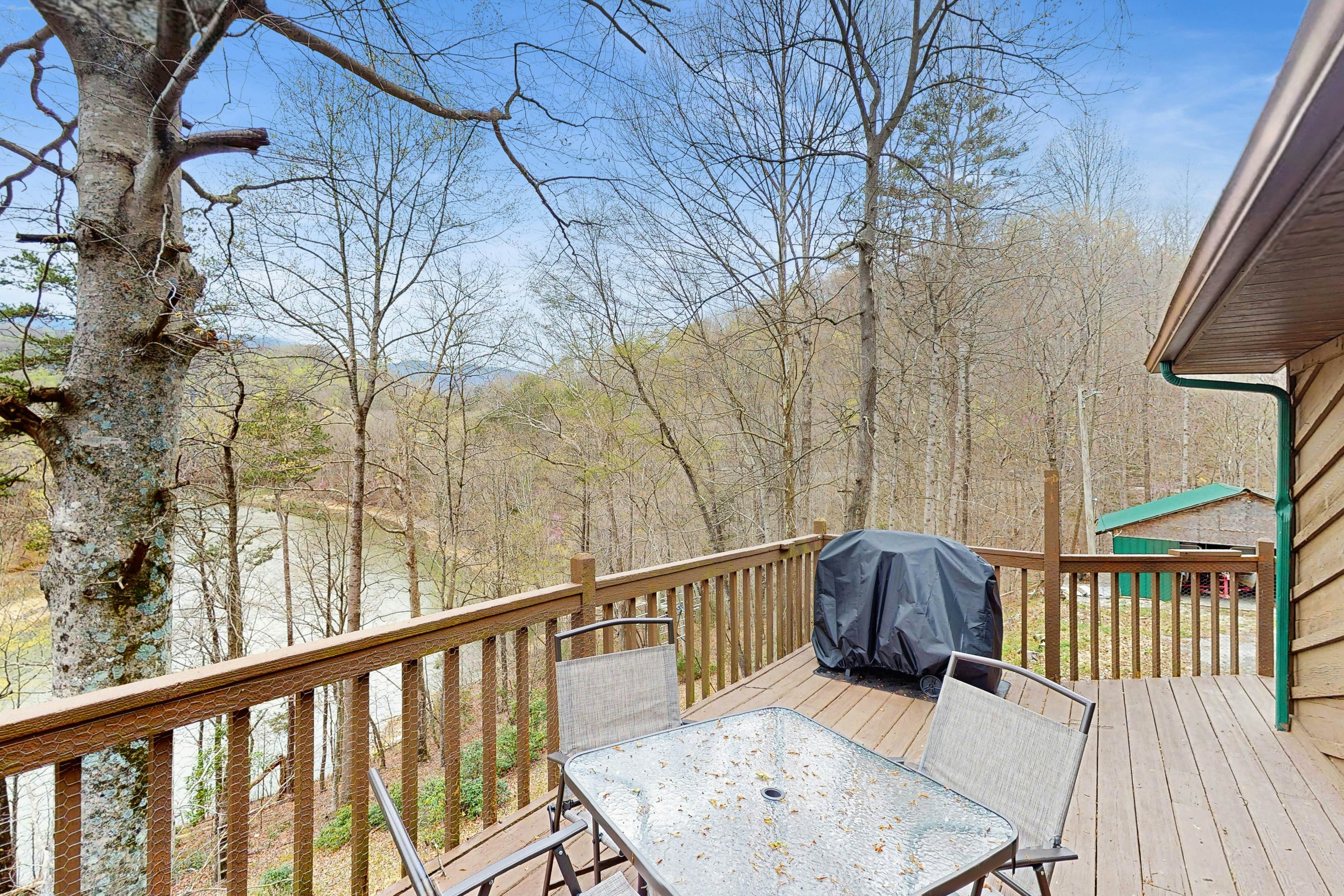 Serene Lake Home, Sleep 7・Grill・Games・Dog Friendly