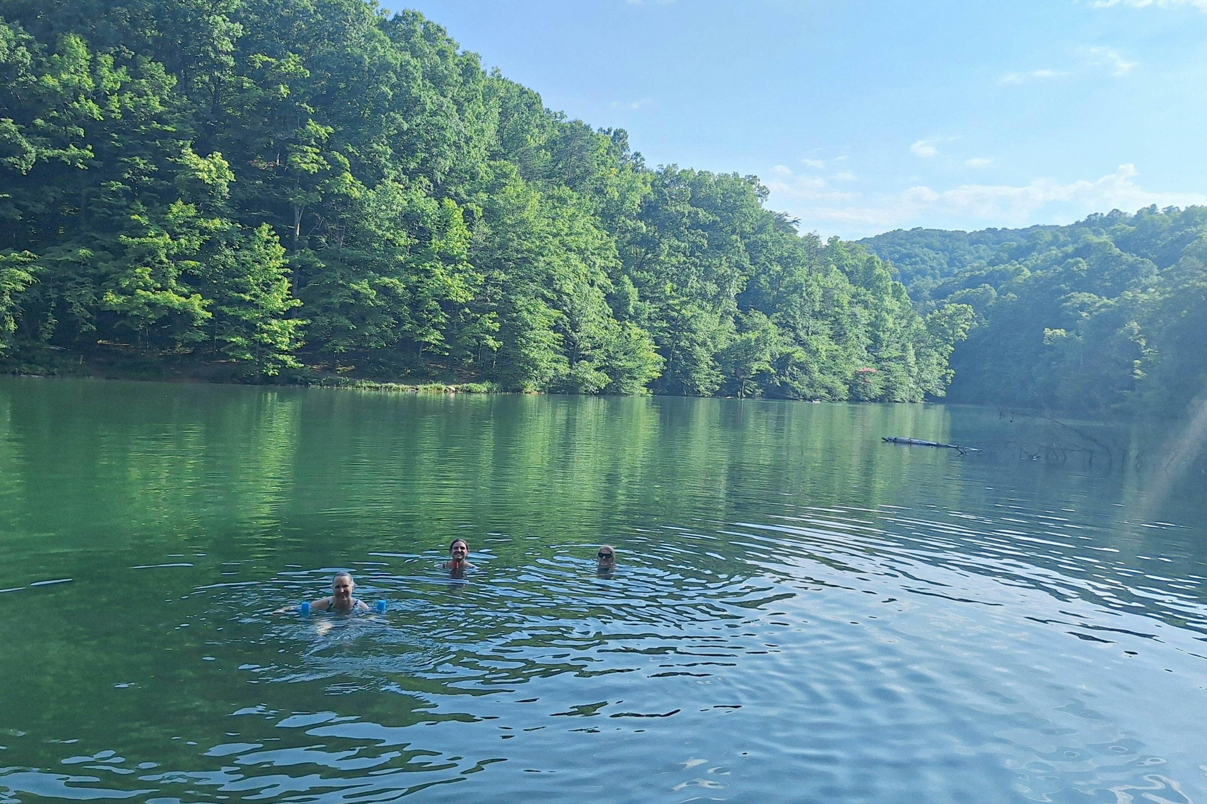 Serene Lake Home, Sleep 7・Grill・Games・Dog Friendly