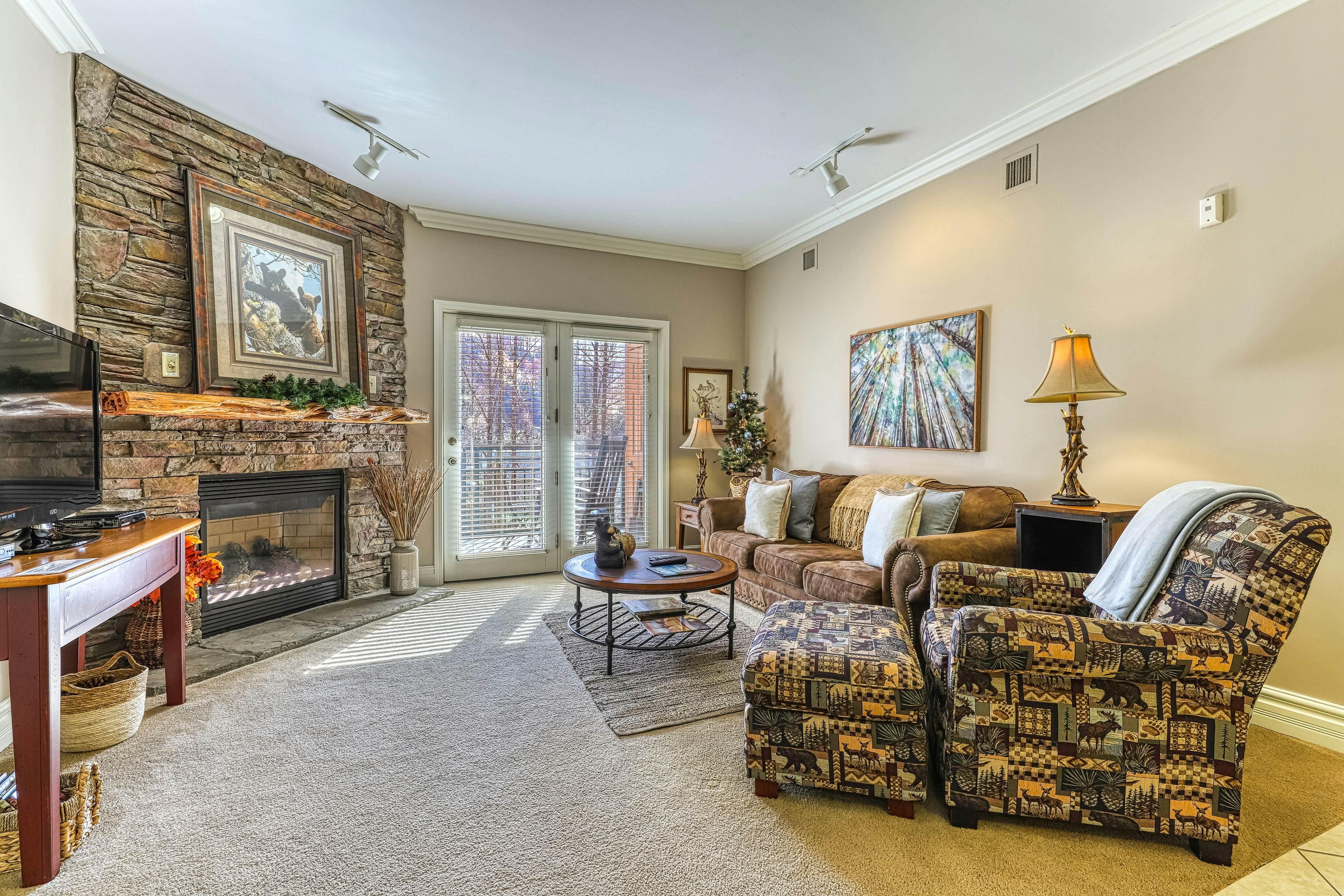 Inviting Condo, Sleeps 6・Jetted Tub・Fireplace・Gym