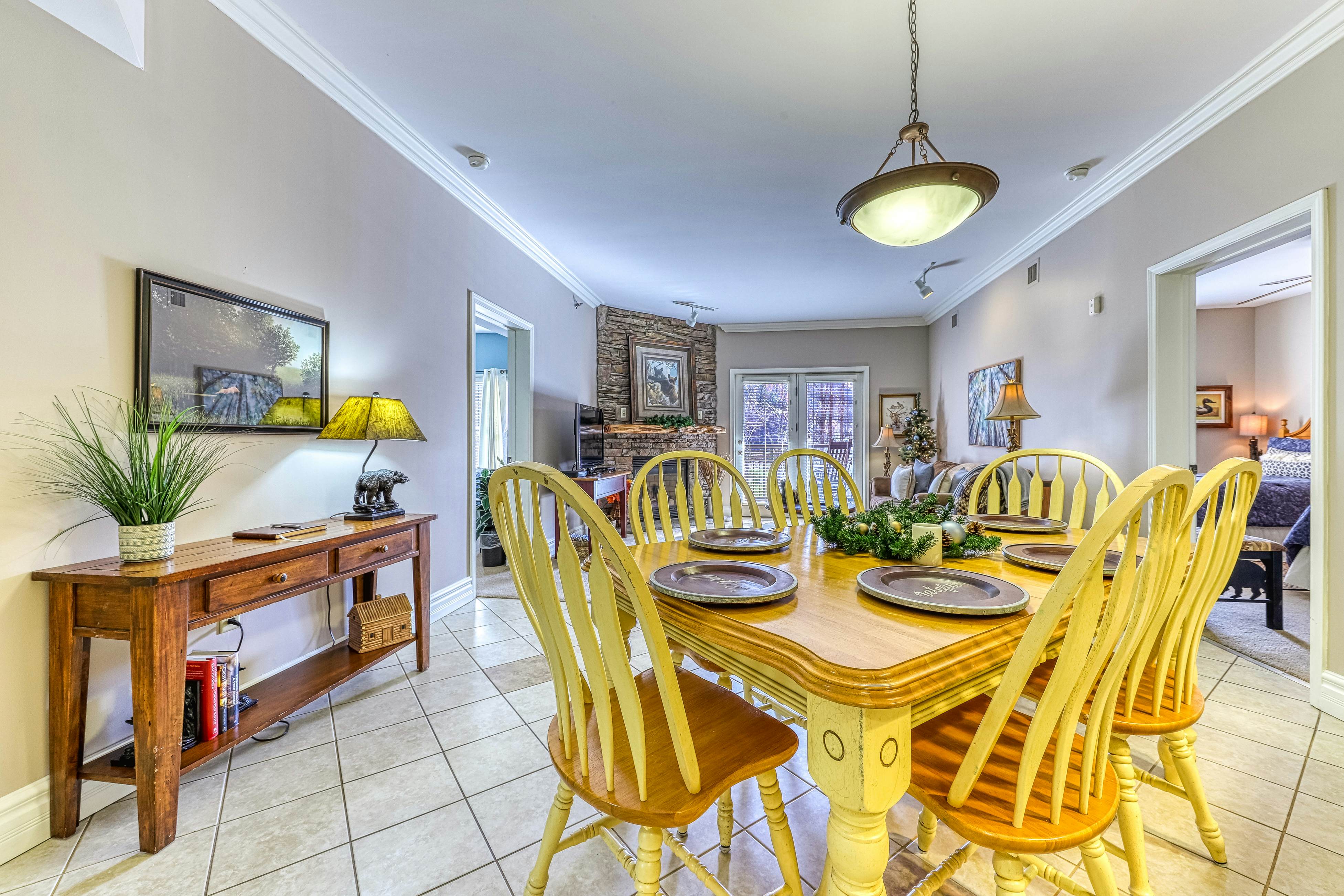 Inviting Condo, Sleeps 6・Jetted Tub・Fireplace・Gym