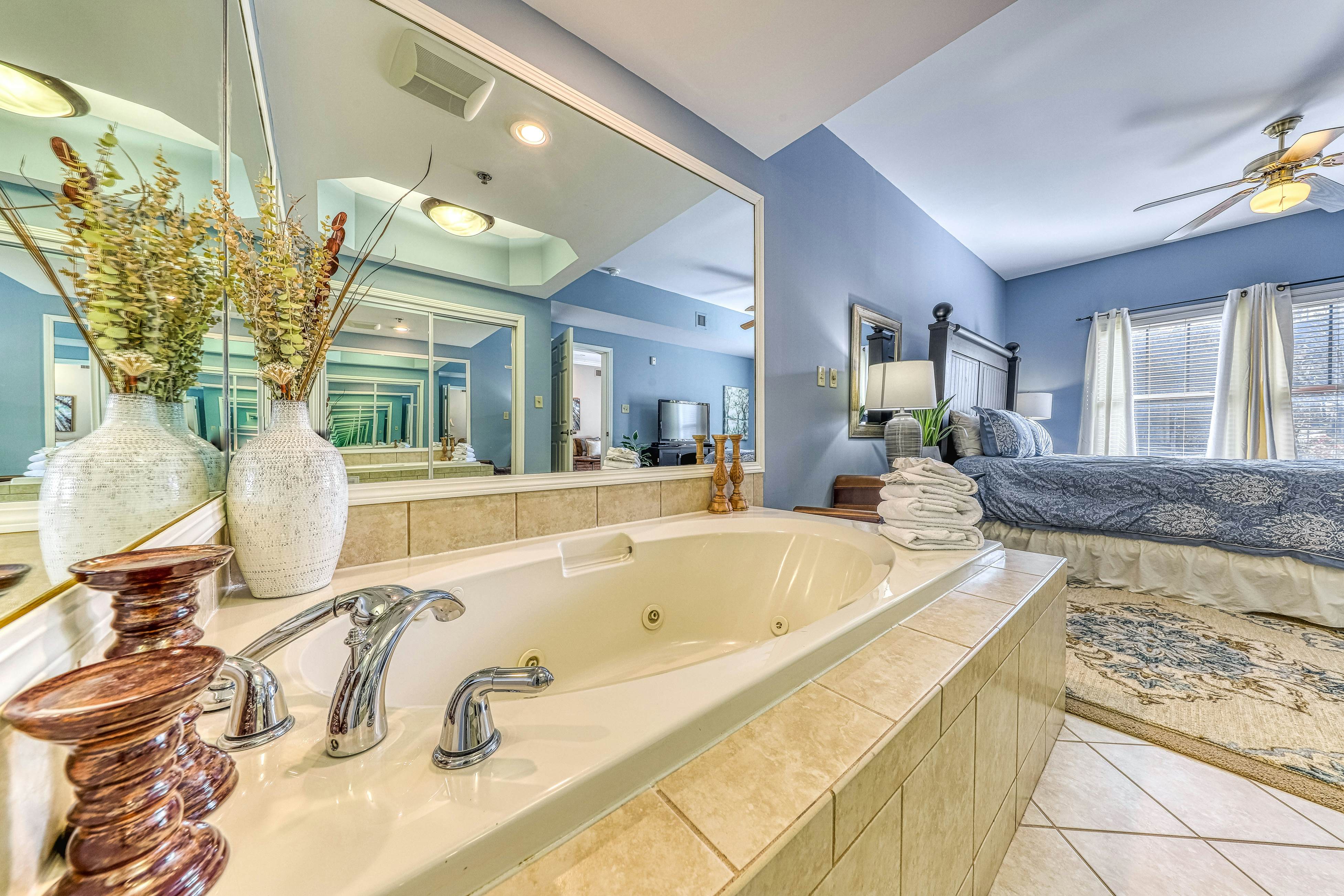 Inviting Condo, Sleeps 6・Jetted Tub・Fireplace・Gym