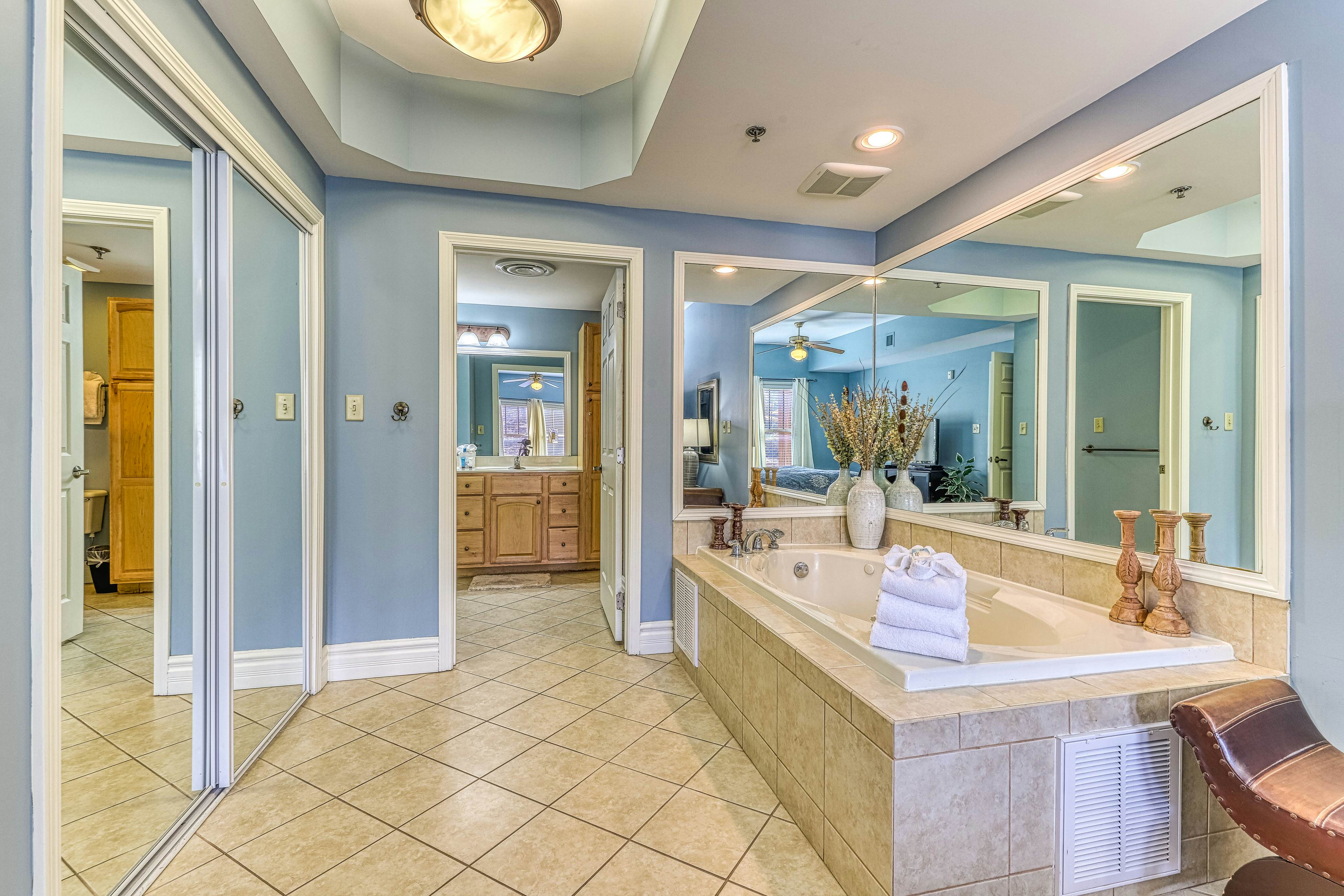 Inviting Condo, Sleeps 6・Jetted Tub・Fireplace・Gym