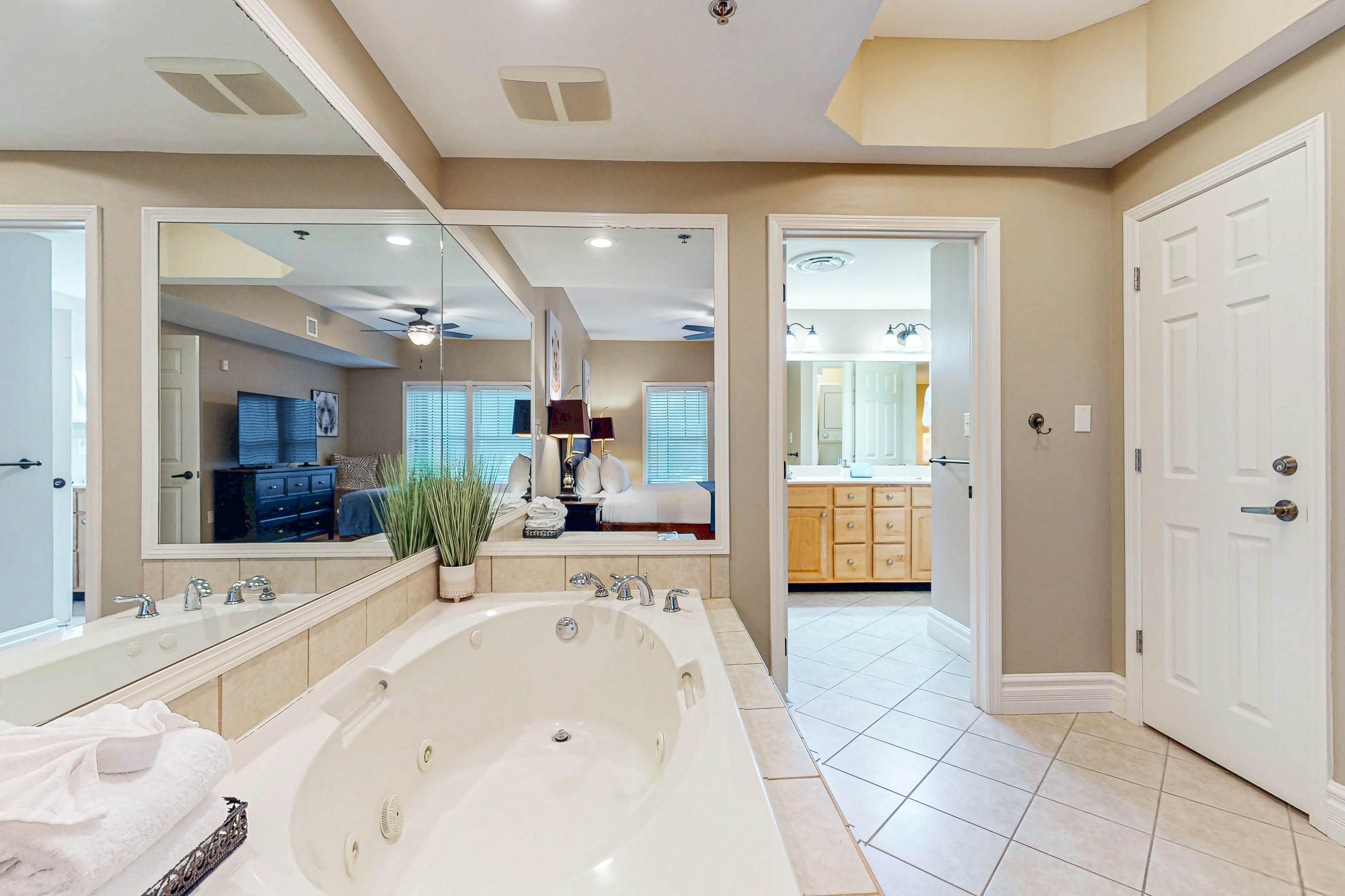 Newly Renovated Condo, Sleeps 6・Jacuzzi Tub・Gym