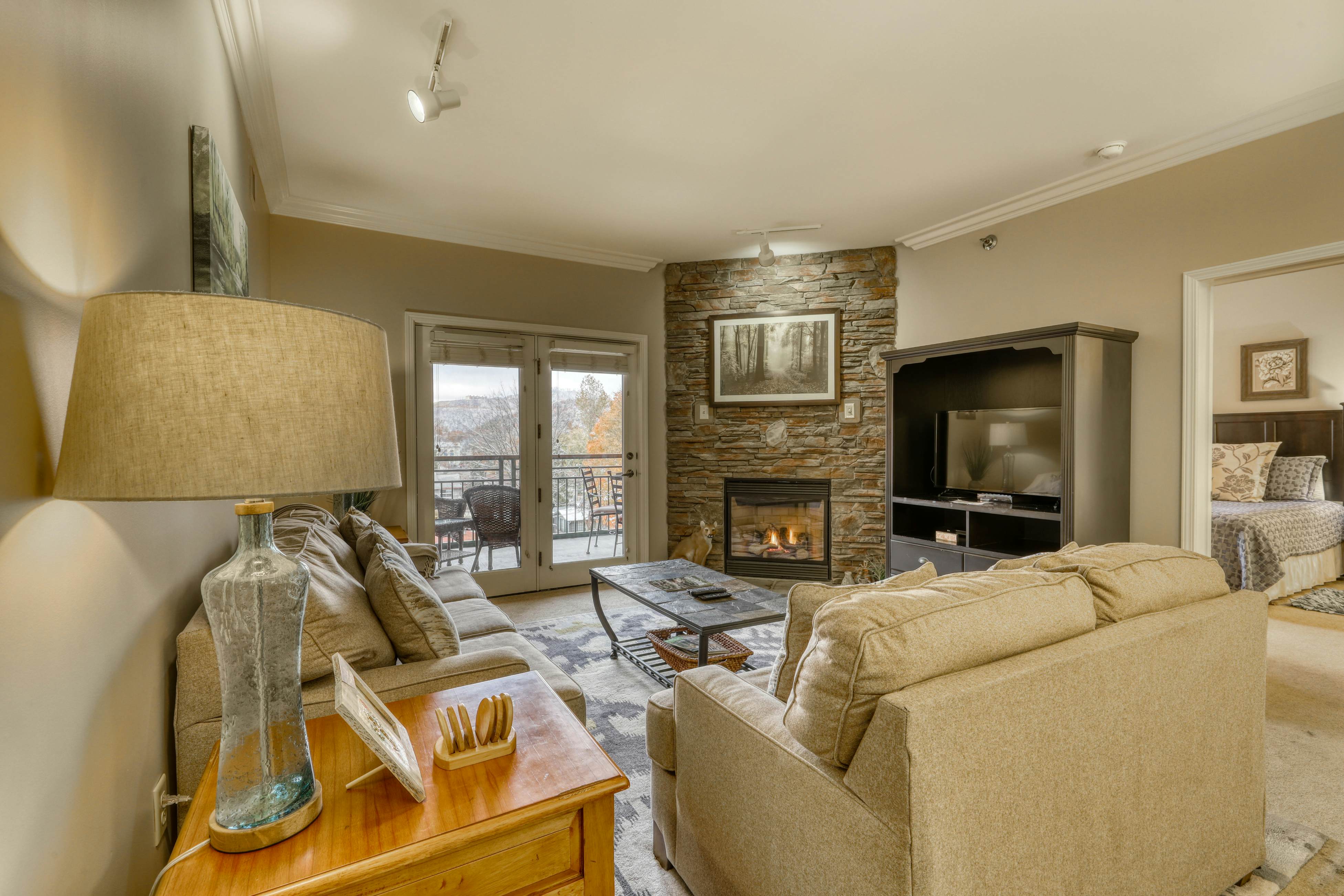 Luxury Condo Near Downtown, Sleep 6・Jetted Tub・Gym