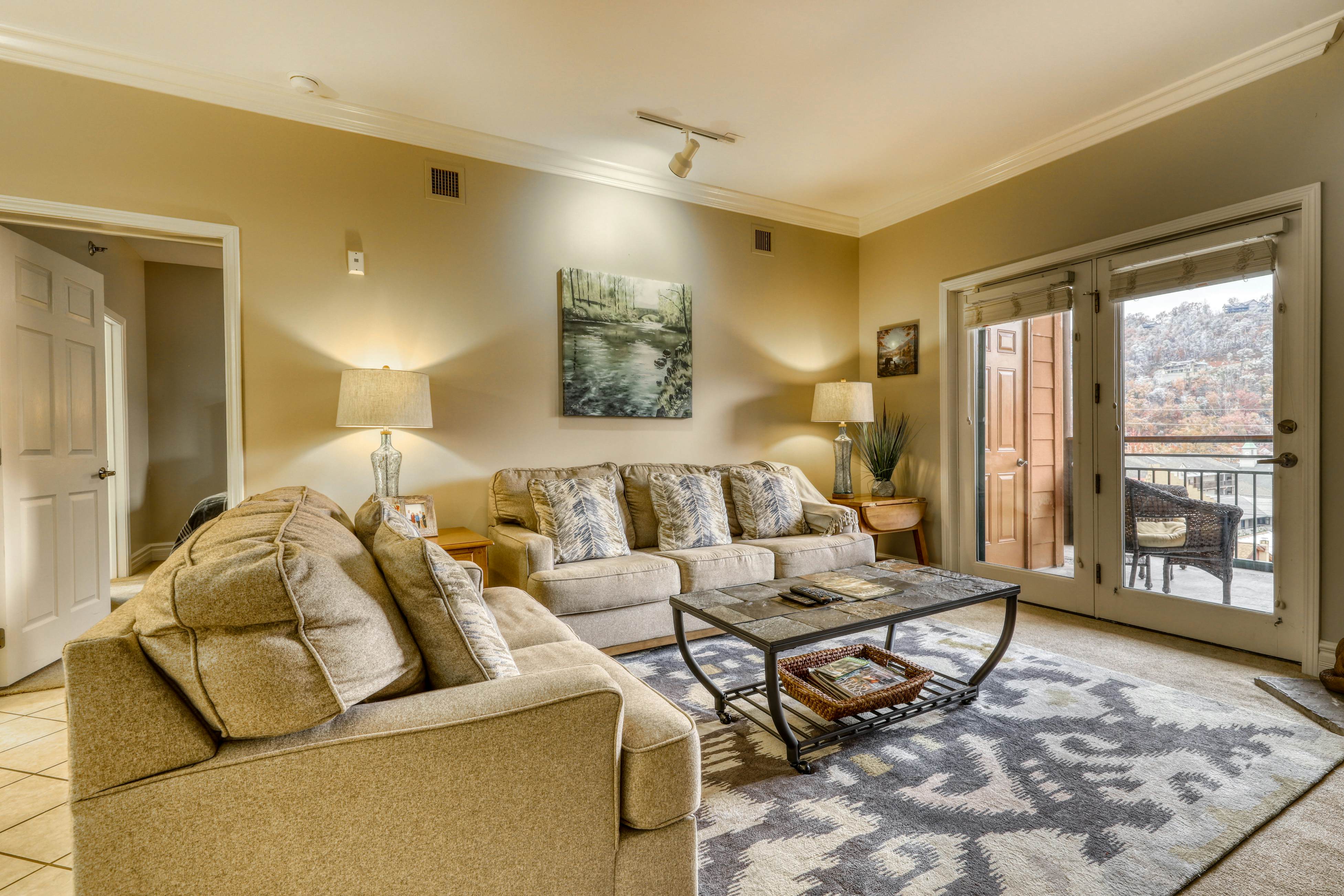 Luxury Condo Near Downtown, Sleep 6・Jetted Tub・Gym