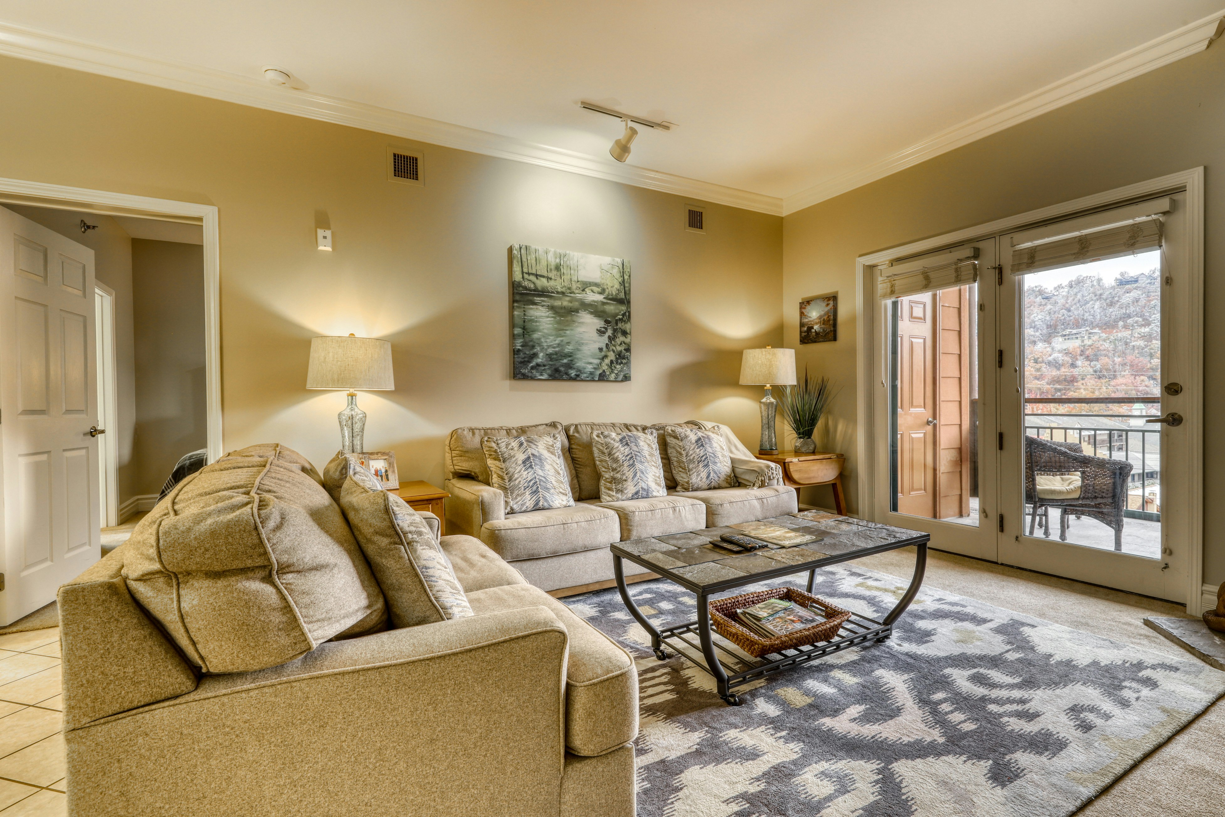 Luxury Condo Near Downtown, Sleep 6・Jetted Tub・Gym