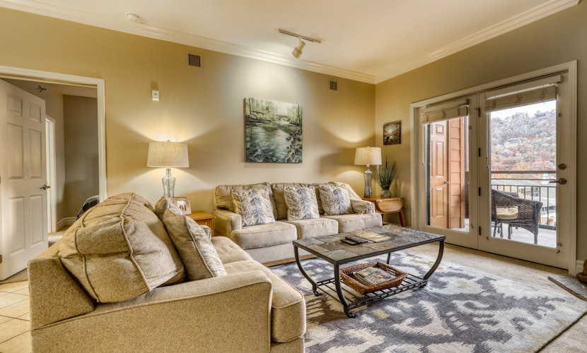 Luxury Condo Near Downtown, Sleep 6・Jetted Tub・Gym