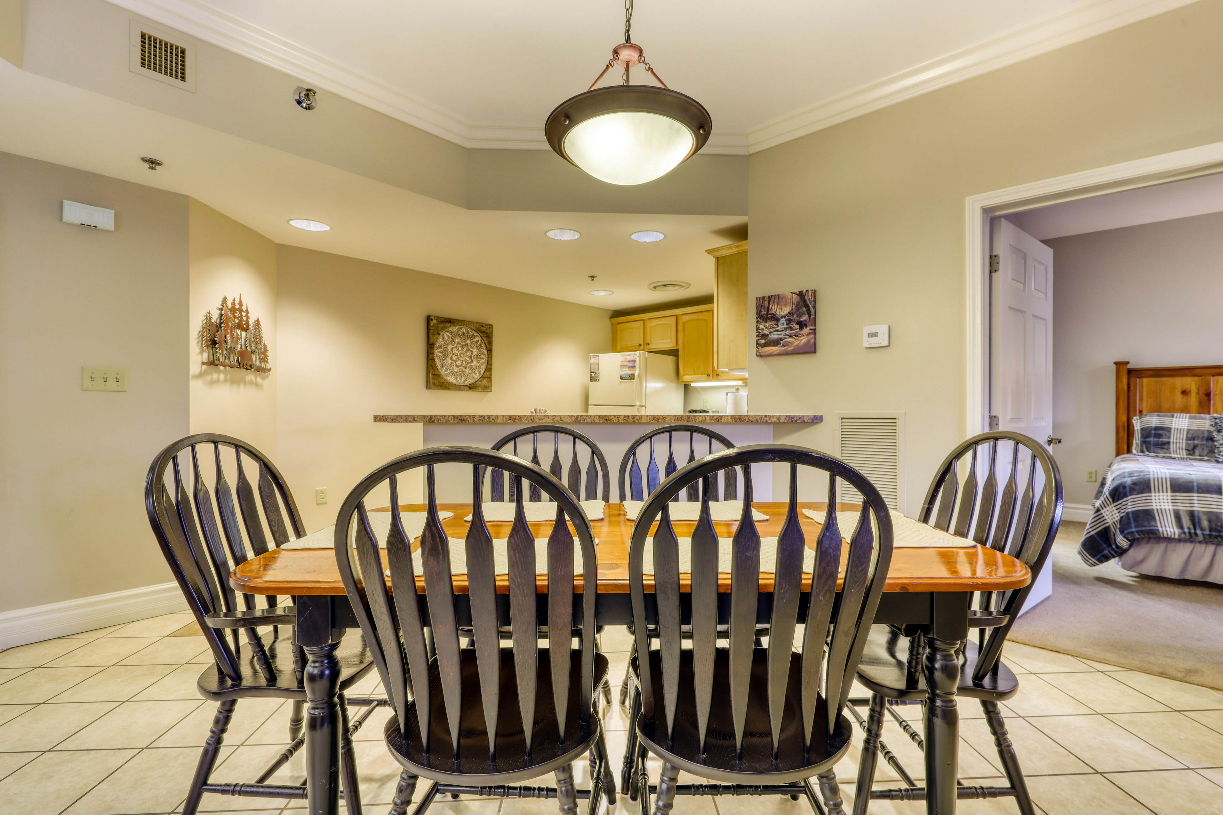 Luxury Condo Near Downtown, Sleep 6・Jetted Tub・Gym