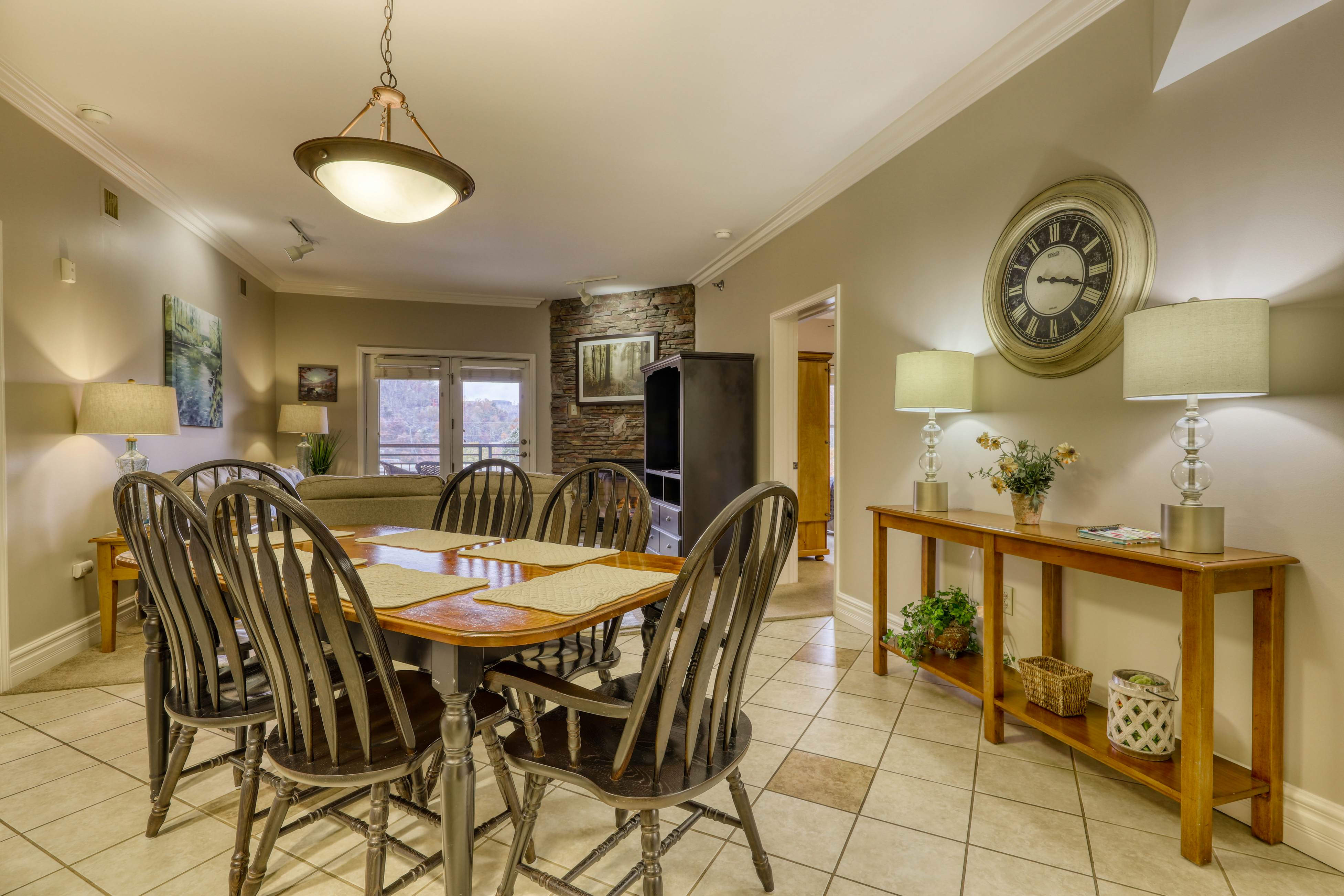 Luxury Condo Near Downtown, Sleep 6・Jetted Tub・Gym