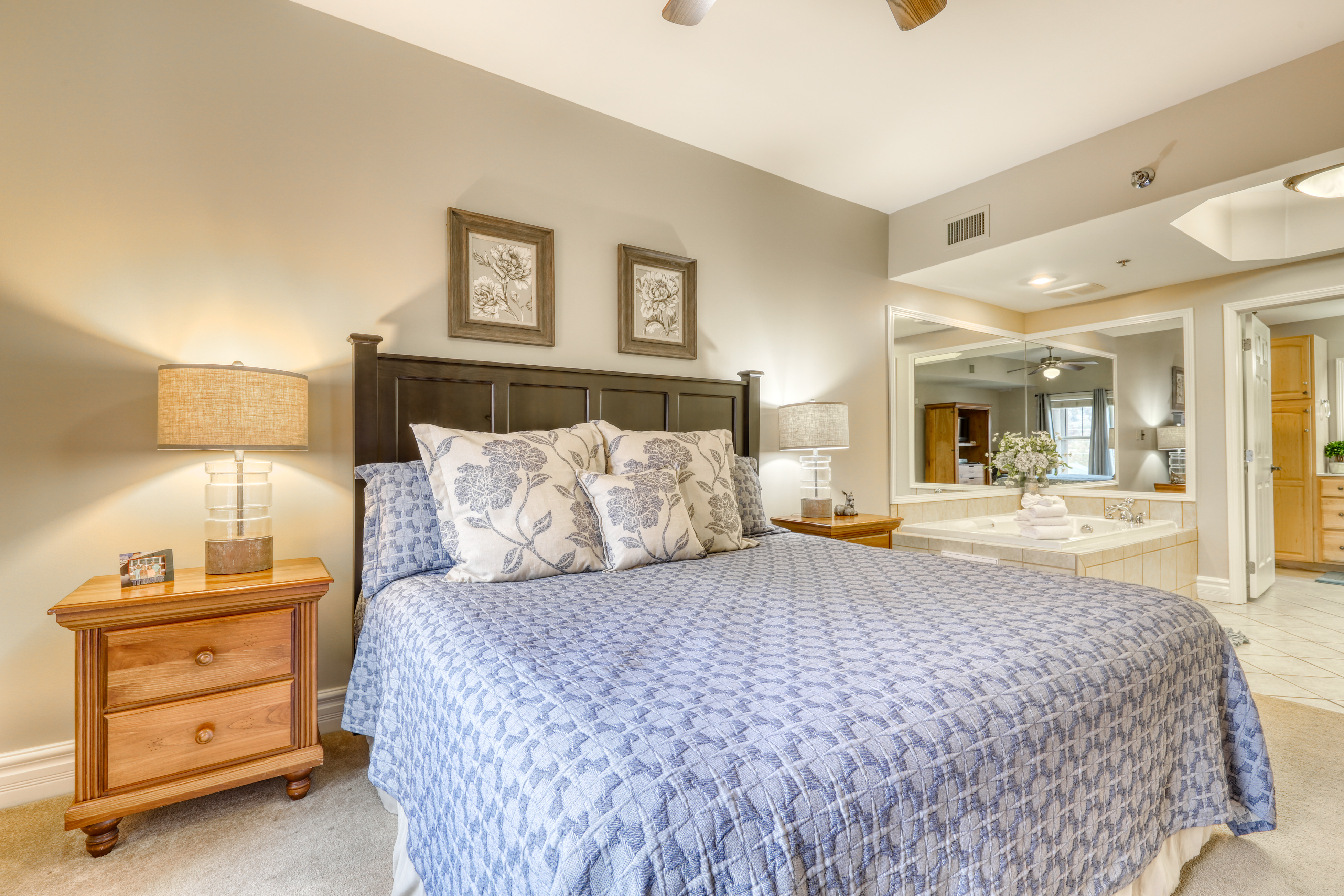 Luxury Condo Near Downtown, Sleep 6・Jetted Tub・Gym