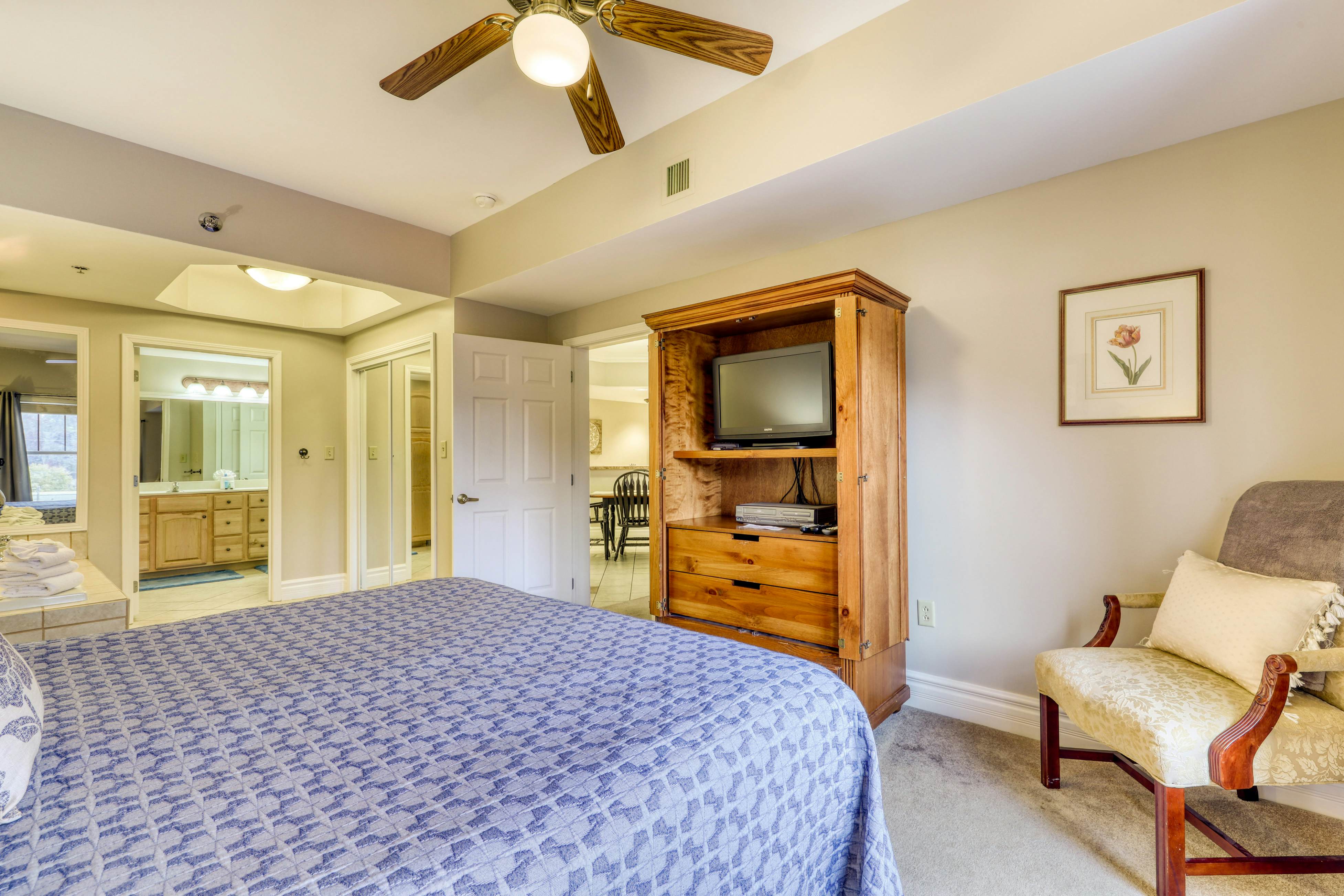 Luxury Condo Near Downtown, Sleep 6・Jetted Tub・Gym